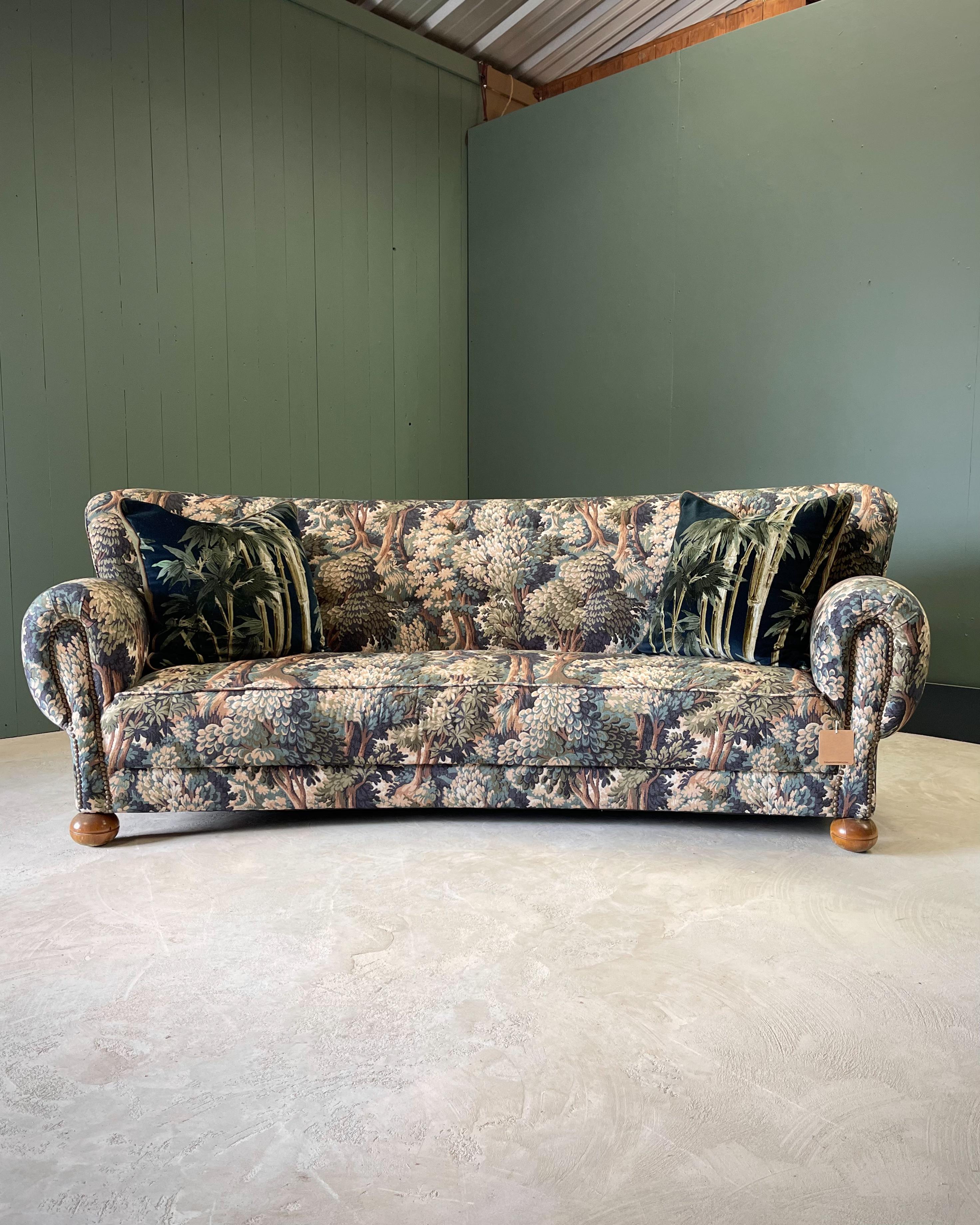 Elegante divano danese di ebanisteria curvilineo del Mid-Century, anni '40 circa. Forma scultorea con linee raffinate, imbottitura aderente e gambe in legno massiccio. Un pezzo raro e senza tempo che bilancia il comfort con una lavorazione