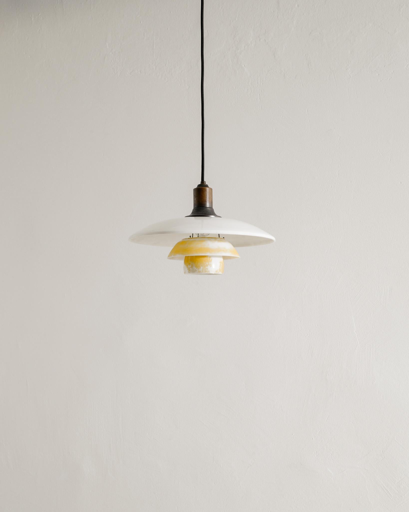 Sehr seltene und frühe weiß/gelbe dänische Deckenlampe/Hängeleuchte aus der Mitte des Jahrhunderts aus Messing und Opalglas von Poul Henningsen für Louis Poulsen, hergestellt in Dänemark, 1930er Jahre. In gutem Originalzustand mit neuerer