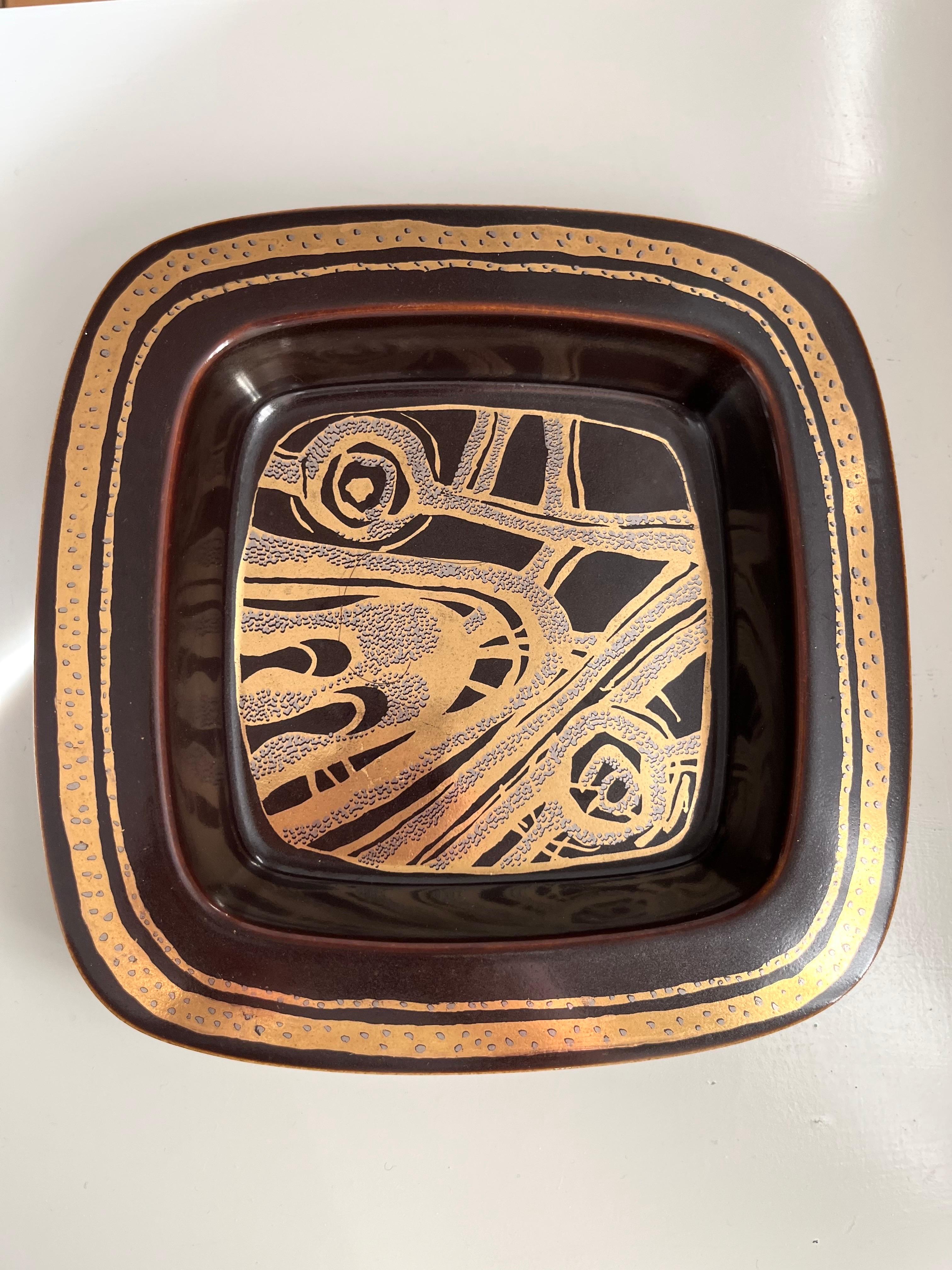 Piatto in ceramica danese di metà secolo Decorazioni organiche di Søholm, anni '60

Piatto in ceramica danese di metà secolo del laboratorio di ceramica Søholm, anni '60. Un pezzo quadrato in gres di grande effetto e raffinato, con uno smalto