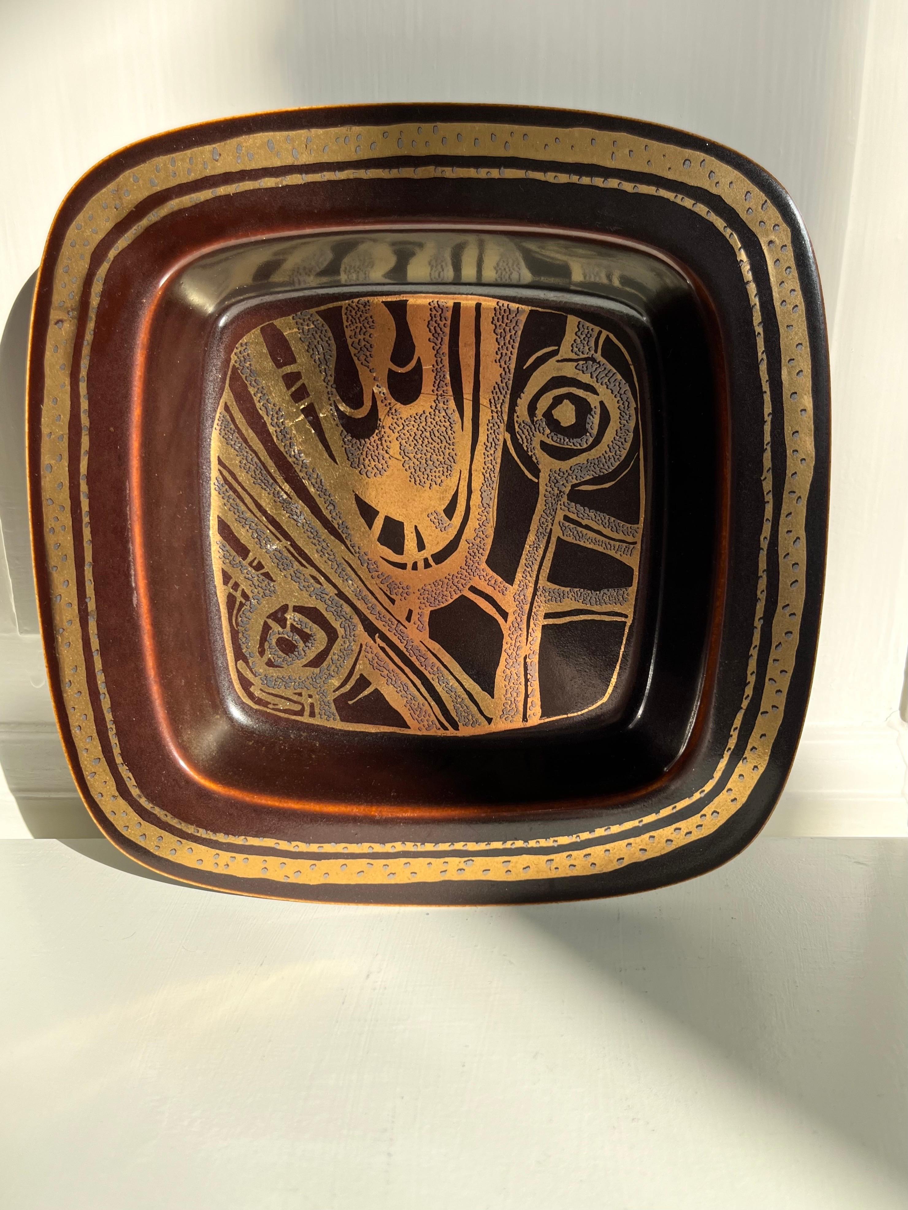 Mid-Century moderno Piatto in ceramica danese di metà secolo Decorazioni organiche di Søholm, anni '60 in vendita