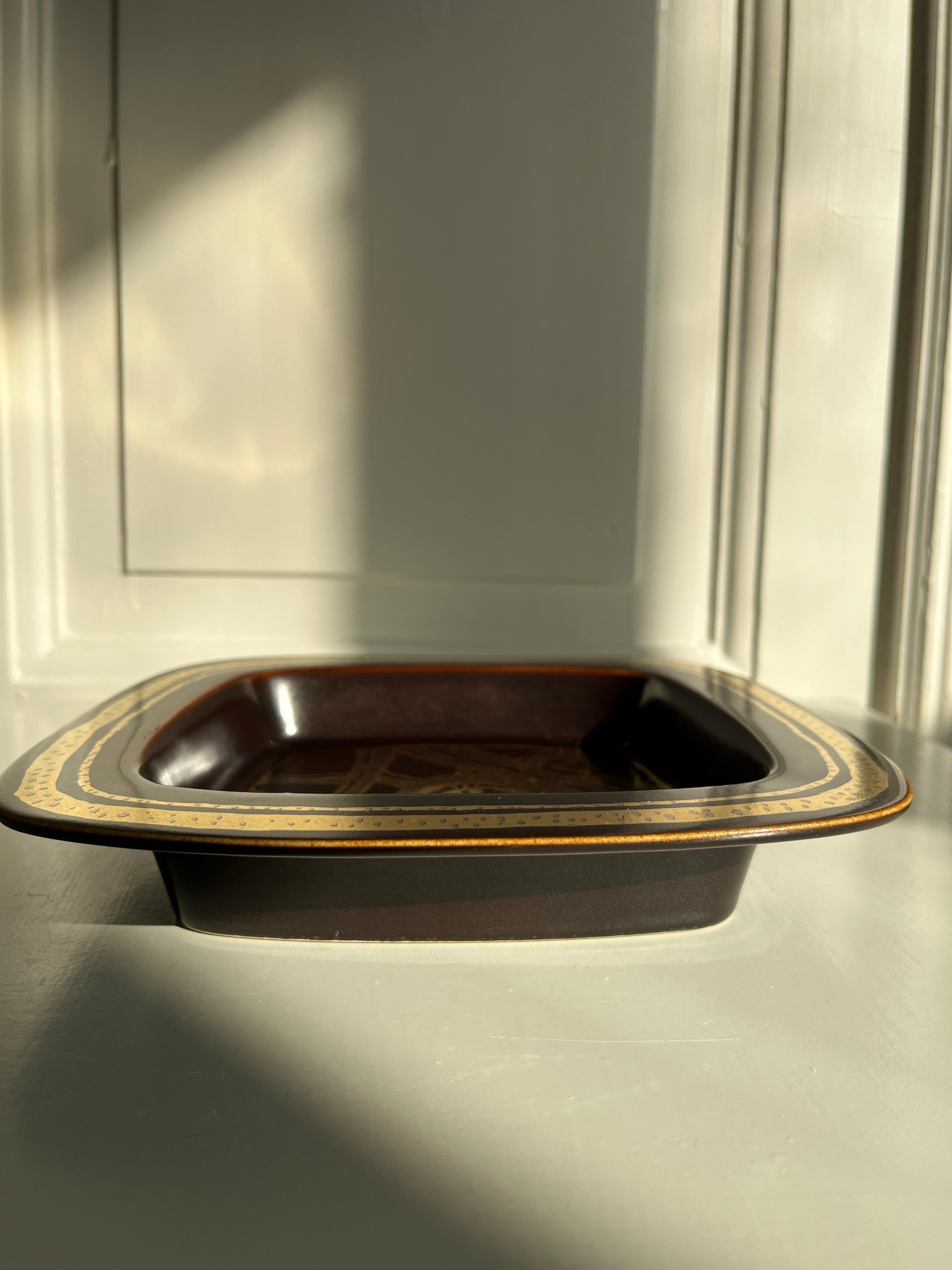 Danese Piatto in ceramica danese di metà secolo Decorazioni organiche di Søholm, anni '60 in vendita
