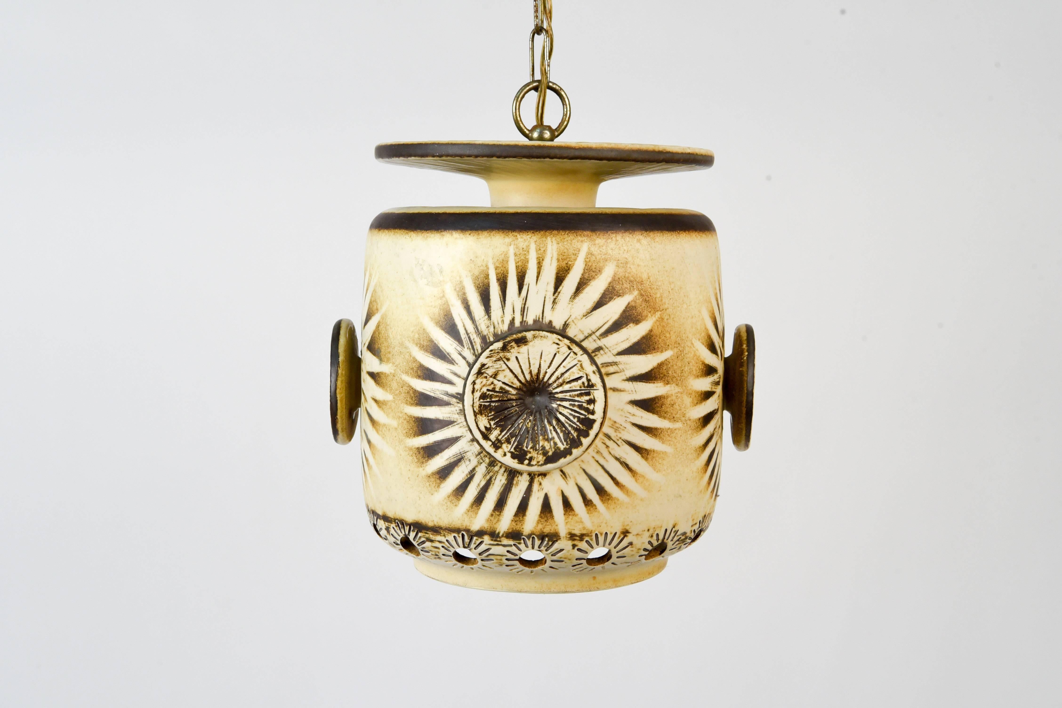 This ceramic pendant light fixture is a great way to brighten up any room. The design is reminiscent of a sunbust.