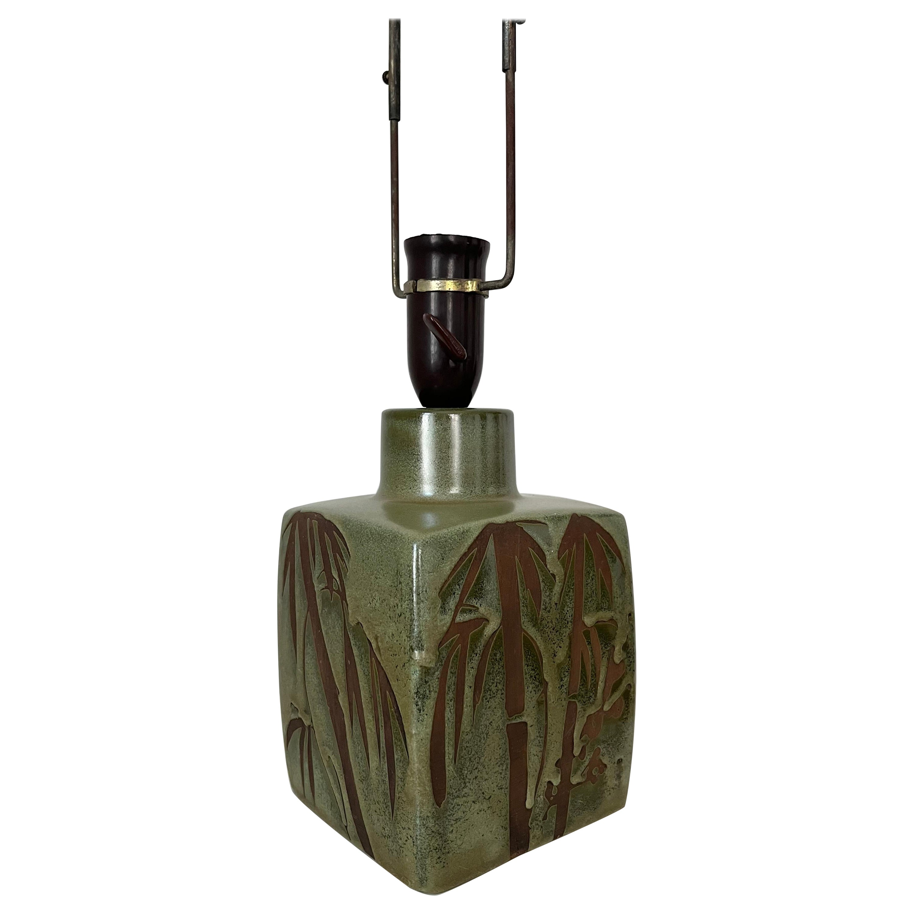 Lampe de table danoise en céramique du milieu du siècle dernier avec décorations de palmiers.

Lampe de table danoise en céramique du milieu du siècle, de forme carrée, avec des décorations de palmiers sur tous les côtés. Tons verts et bruns
