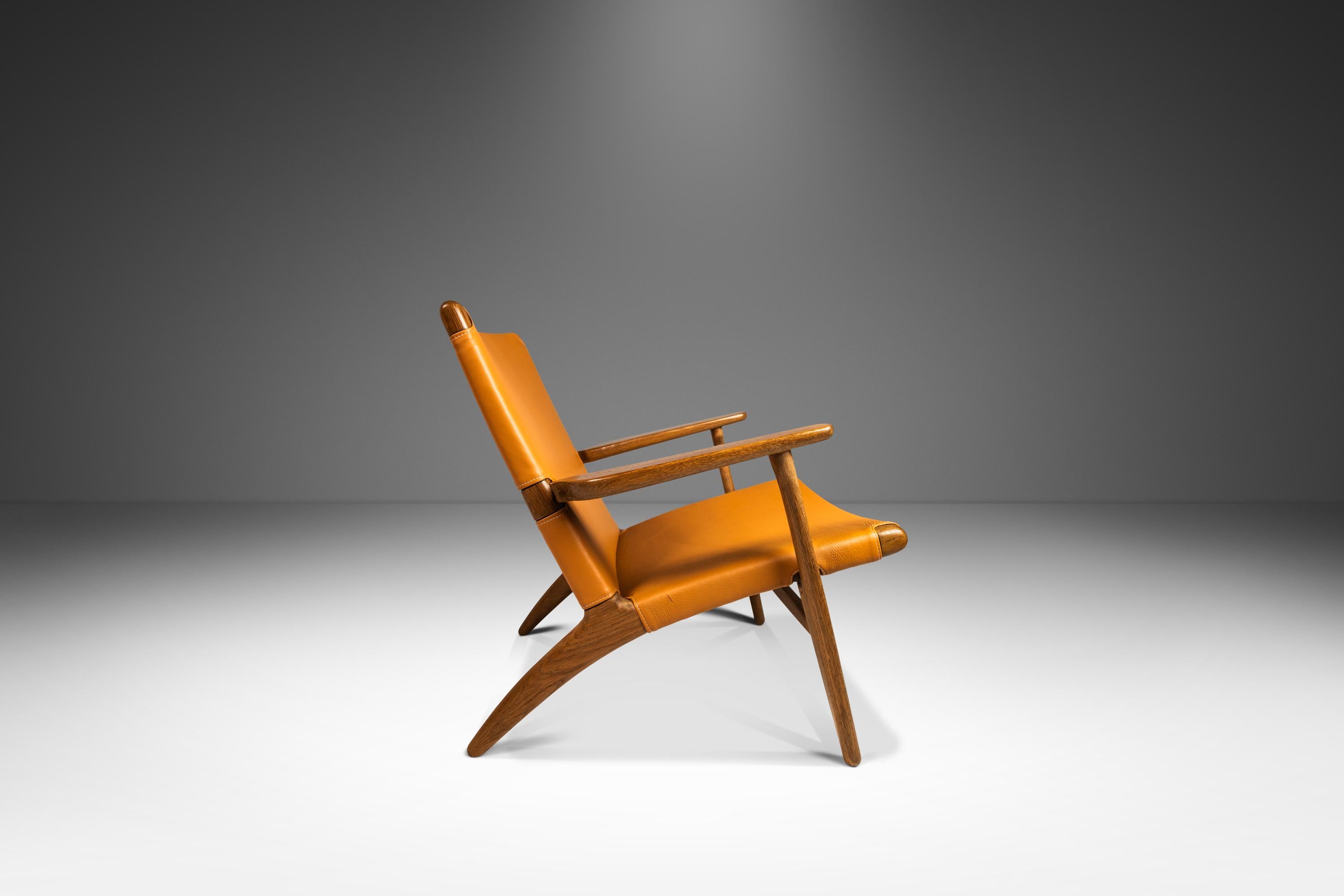  Wir stellen einen seltenen, alten Stuhl Modell CH 25 von Hans J. Wegner für Carl Hansen & Søn vor, der in den späten 1950er Jahren in Dänemark gebaut wurde. Der CH25 Loungesessel ist, wie viele andere ikonische Entwürfe von Hans J. Wegner, klar und