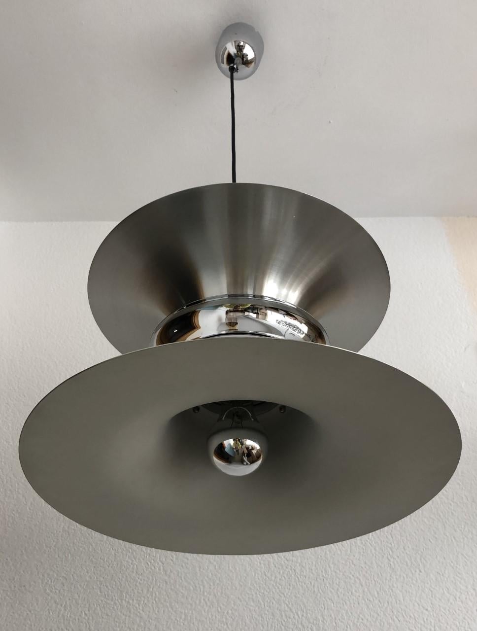 Bellissimo lampadario danese degli anni '70. Questa lampada è stata progettata e prodotta negli anni '70 in Danimarca da Bent Nordsted per Lyskaer Belysning.
Questo lampadario è dotato di una presa di corrente (E27). Un elettricista professionista