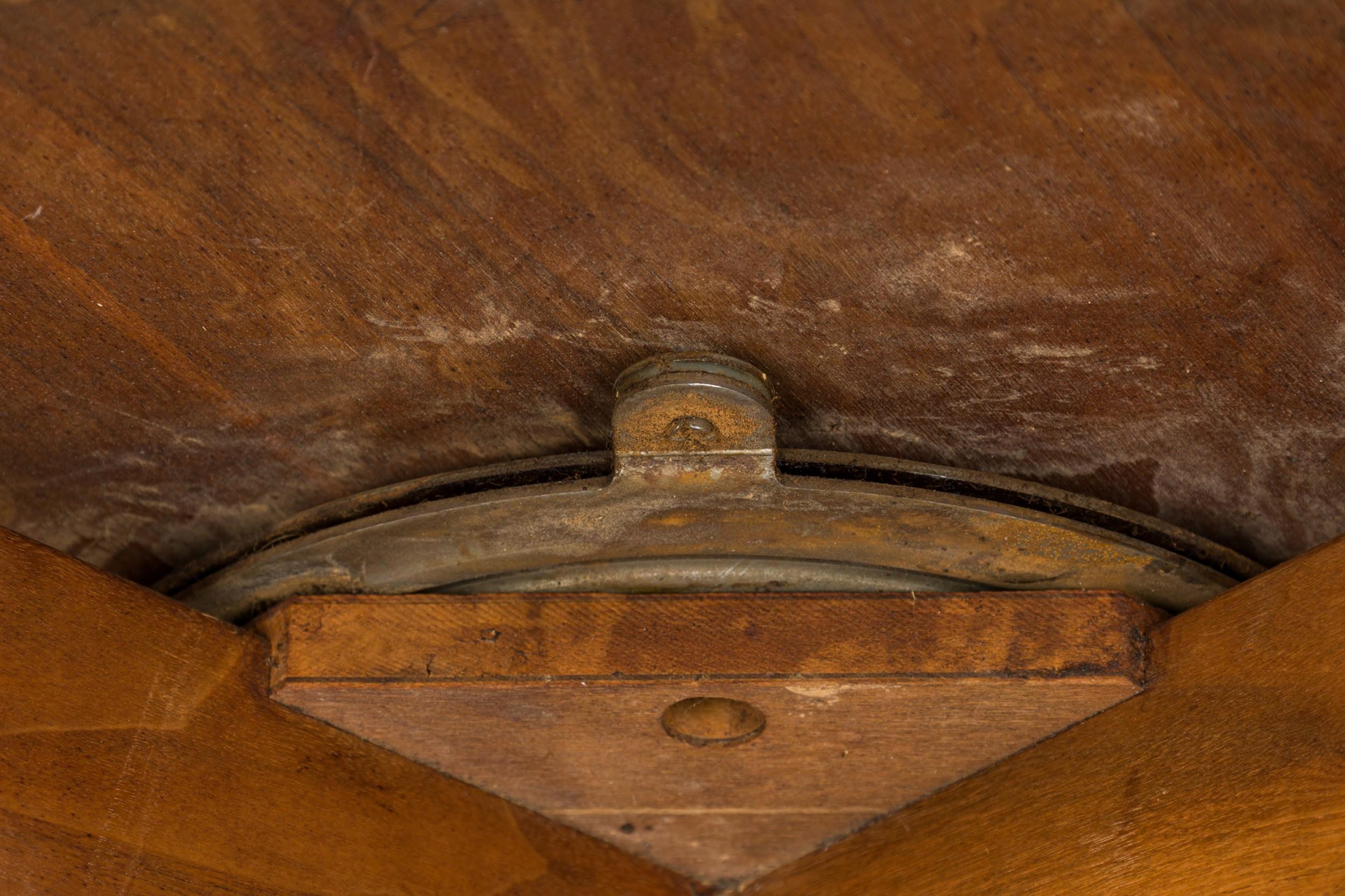 Table de salle à manger danoise circulaire tournante Lazy Susan en noyer du milieu du siècle dernier en vente 3