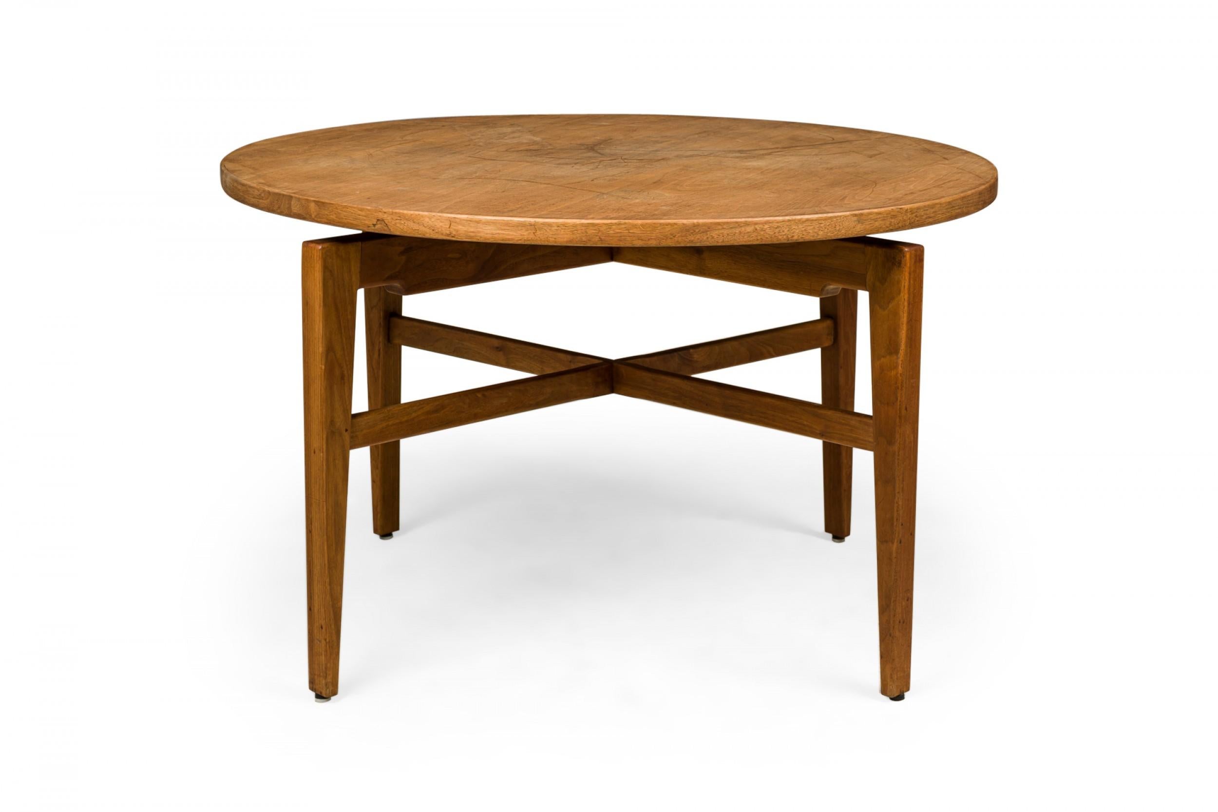 Danish Mid-Century Circular Walnut Revolving Lazy Susan Dining Table In Good Condition For Sale In New York, NY