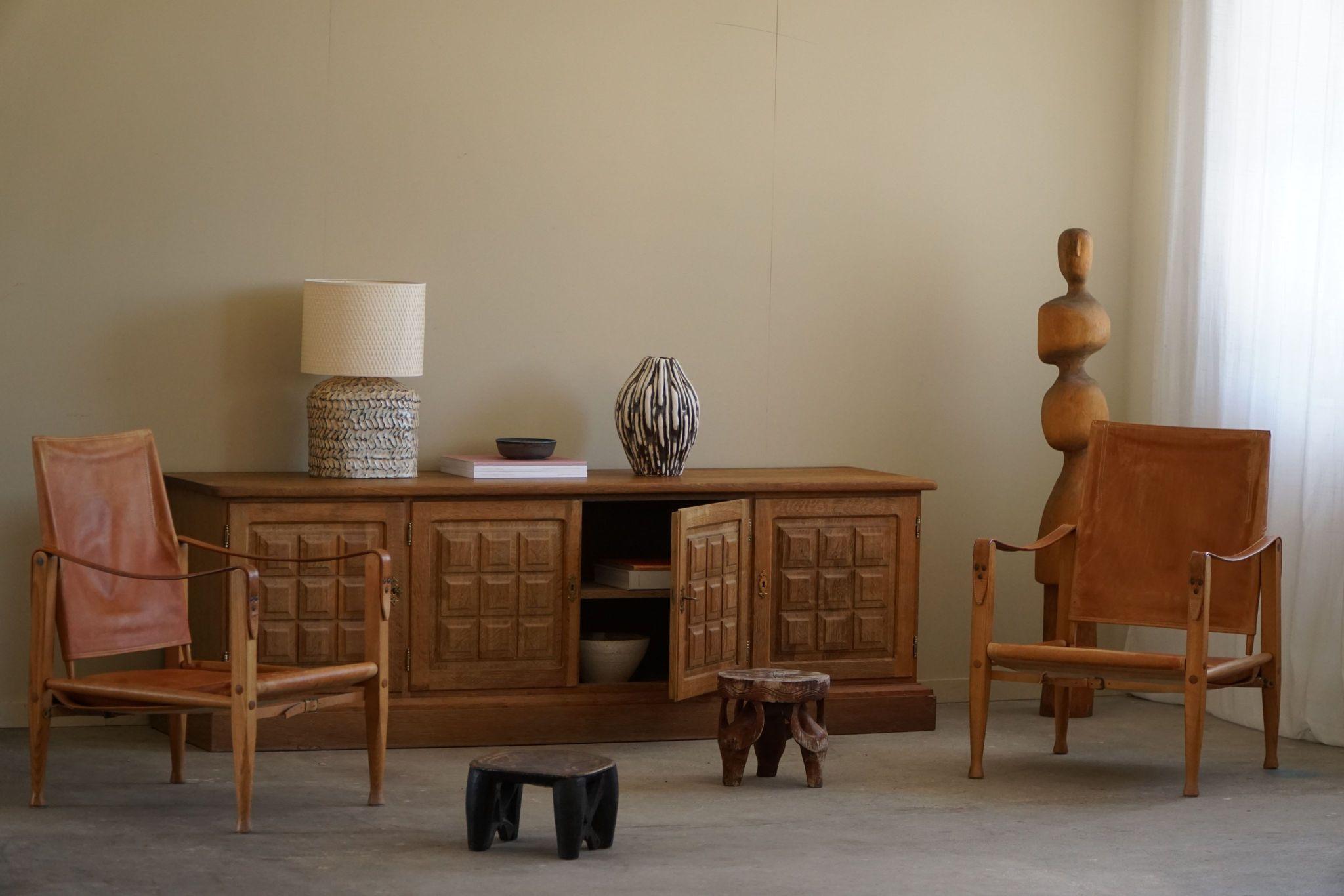 Danish Mid Century, Classic Low Rectangular Brutalist Sideboard in Oak, 1950s In Good Condition For Sale In Odense, DK