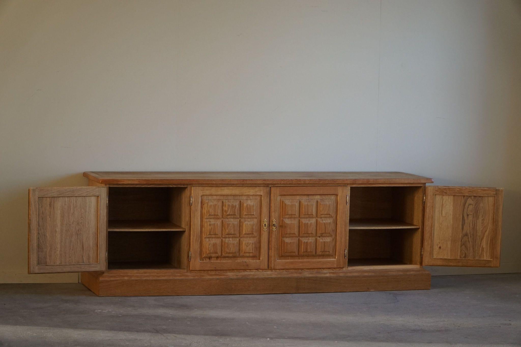 Danish Mid Century, Classic Low Rectangular Brutalist Sideboard in Oak, 1950s In Good Condition In Odense, DK