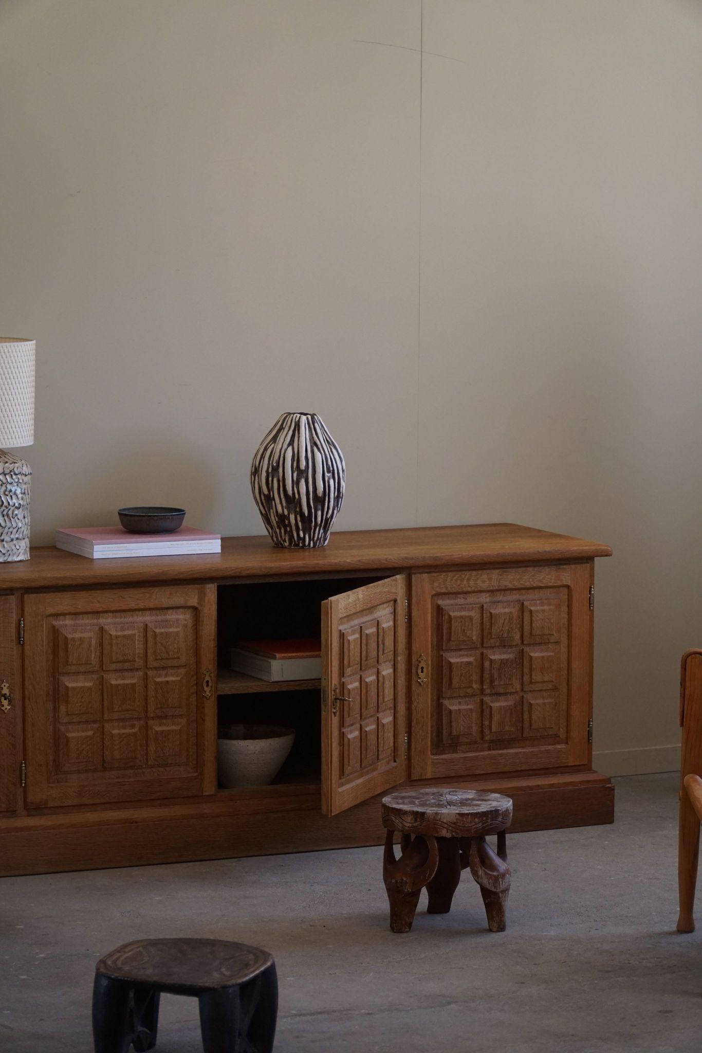 Dänisches Mid Century, Classic Low Rectangular Brutalist Sideboard in OAK, 1950er Jahre (20. Jahrhundert) im Angebot