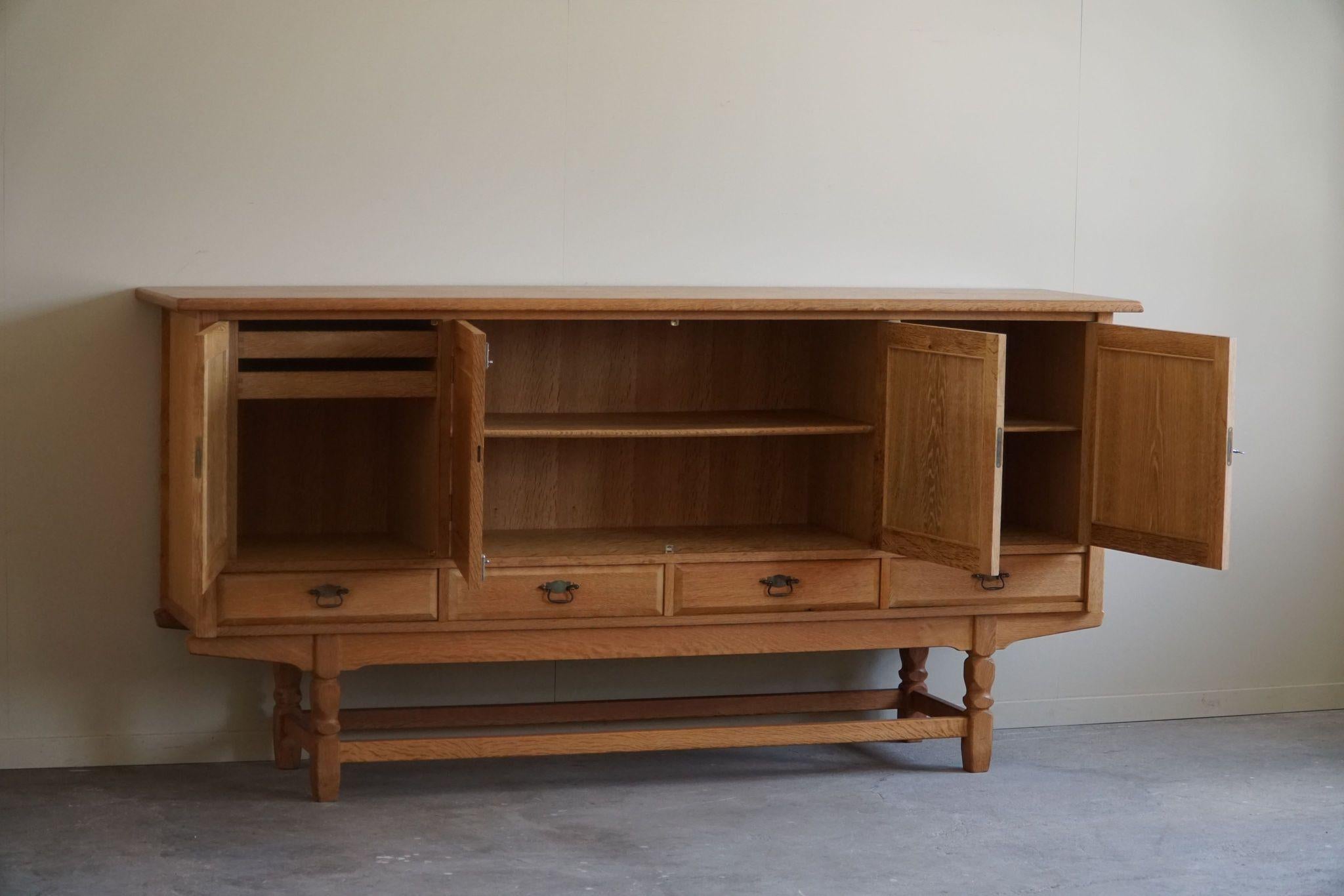 Dänisches Mid Century, Classic Rectangular Brutalist Sideboard in OAK, 1950er Jahre 6