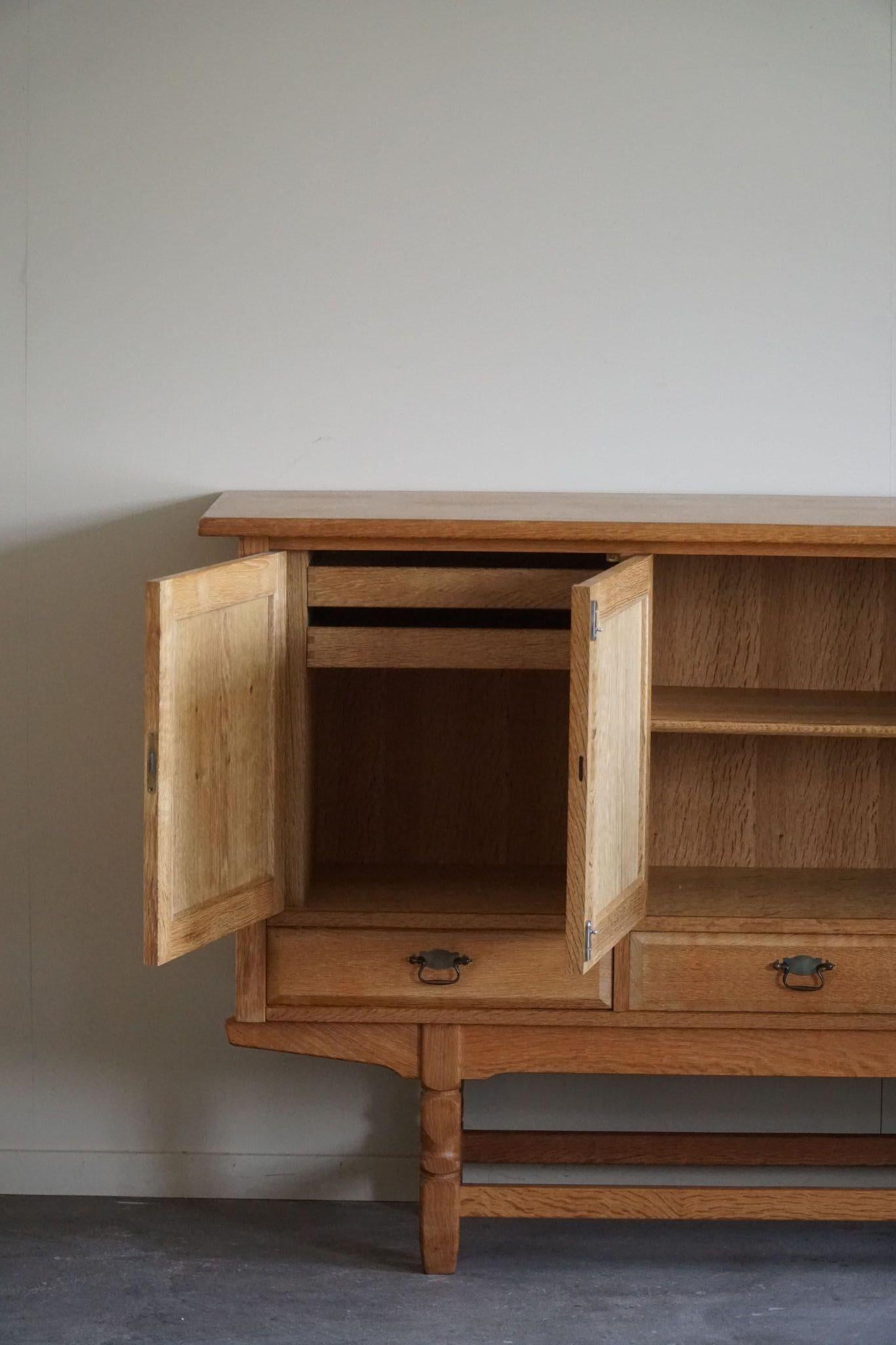 Dänisches Mid Century, Classic Rectangular Brutalist Sideboard in OAK, 1950er Jahre 7