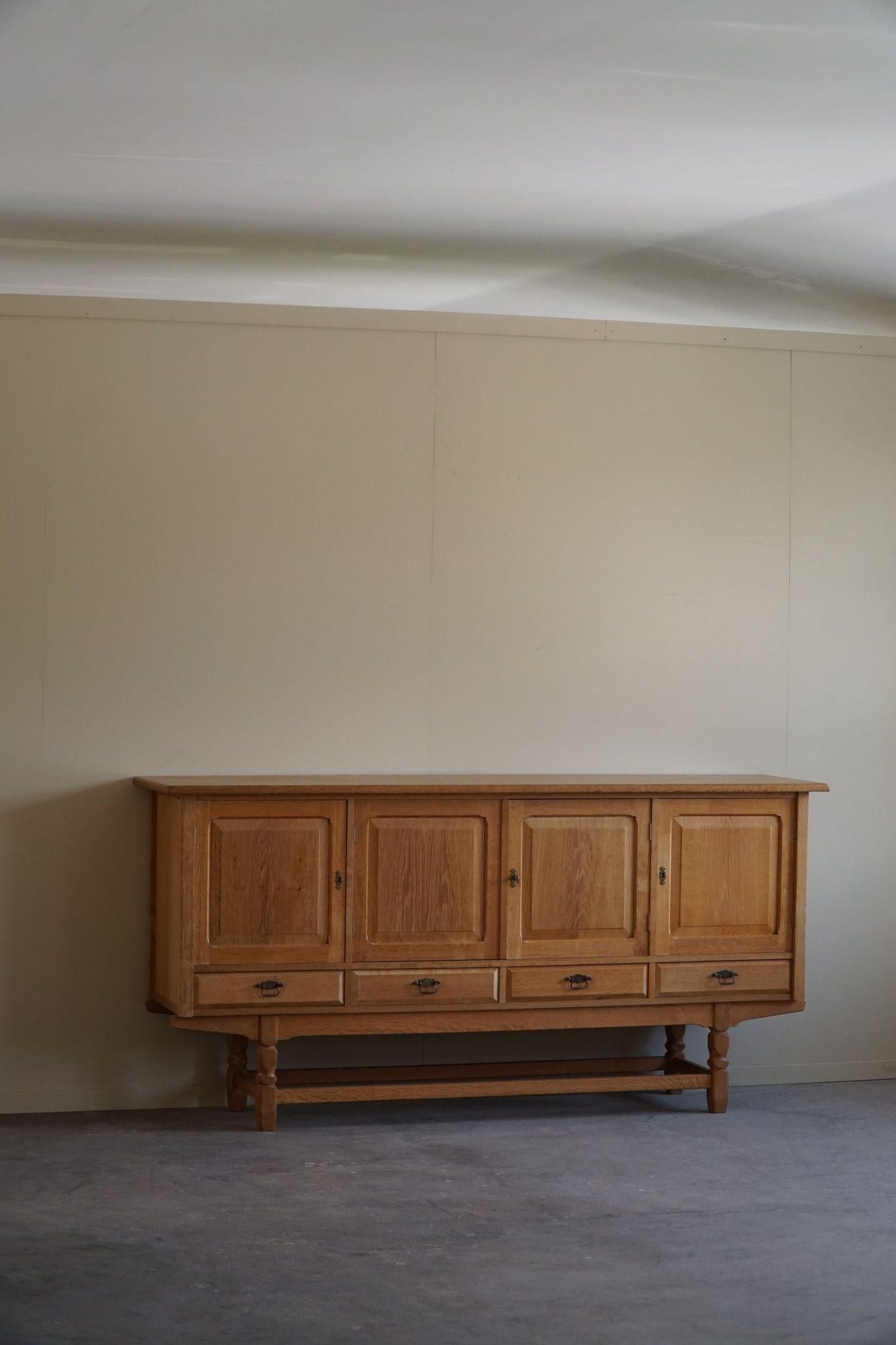 Ein spektakuläres brutalistisches Sideboard aus Eiche mit Messingbeschlägen. Hergestellt von einem dänischen Möbelschreiner in den 1950er Jahren. Dieses Stück ist in einem guten Vintage-Zustand, mit hervorgehobenen Details wie dem geometrischen