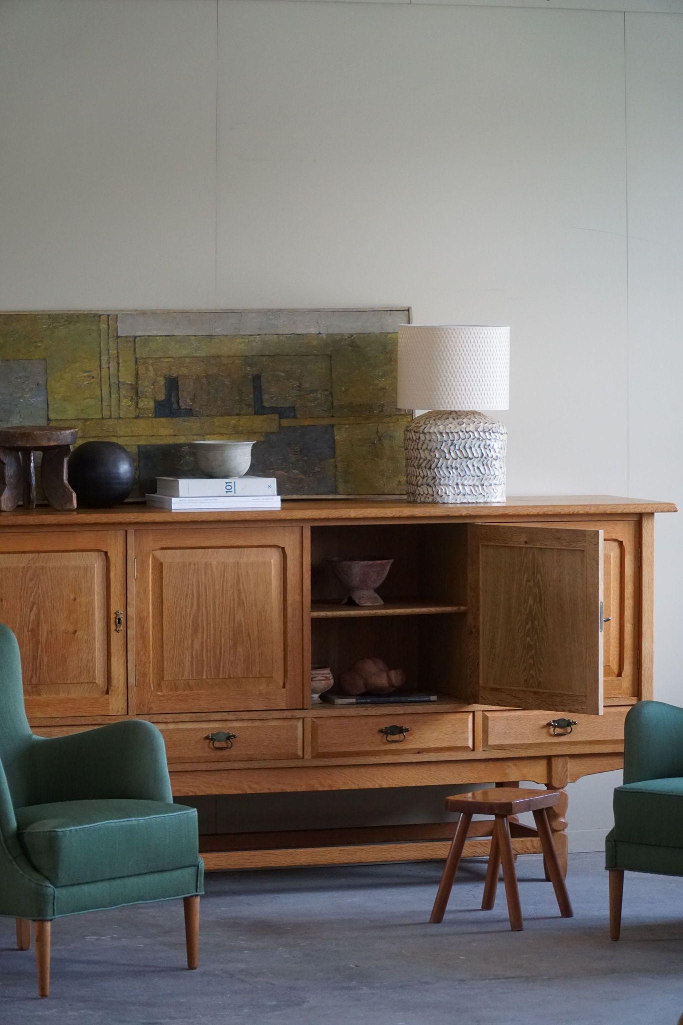 Dänisches Mid Century, Classic Rectangular Brutalist Sideboard in OAK, 1950er Jahre im Zustand „Gut“ in Odense, DK