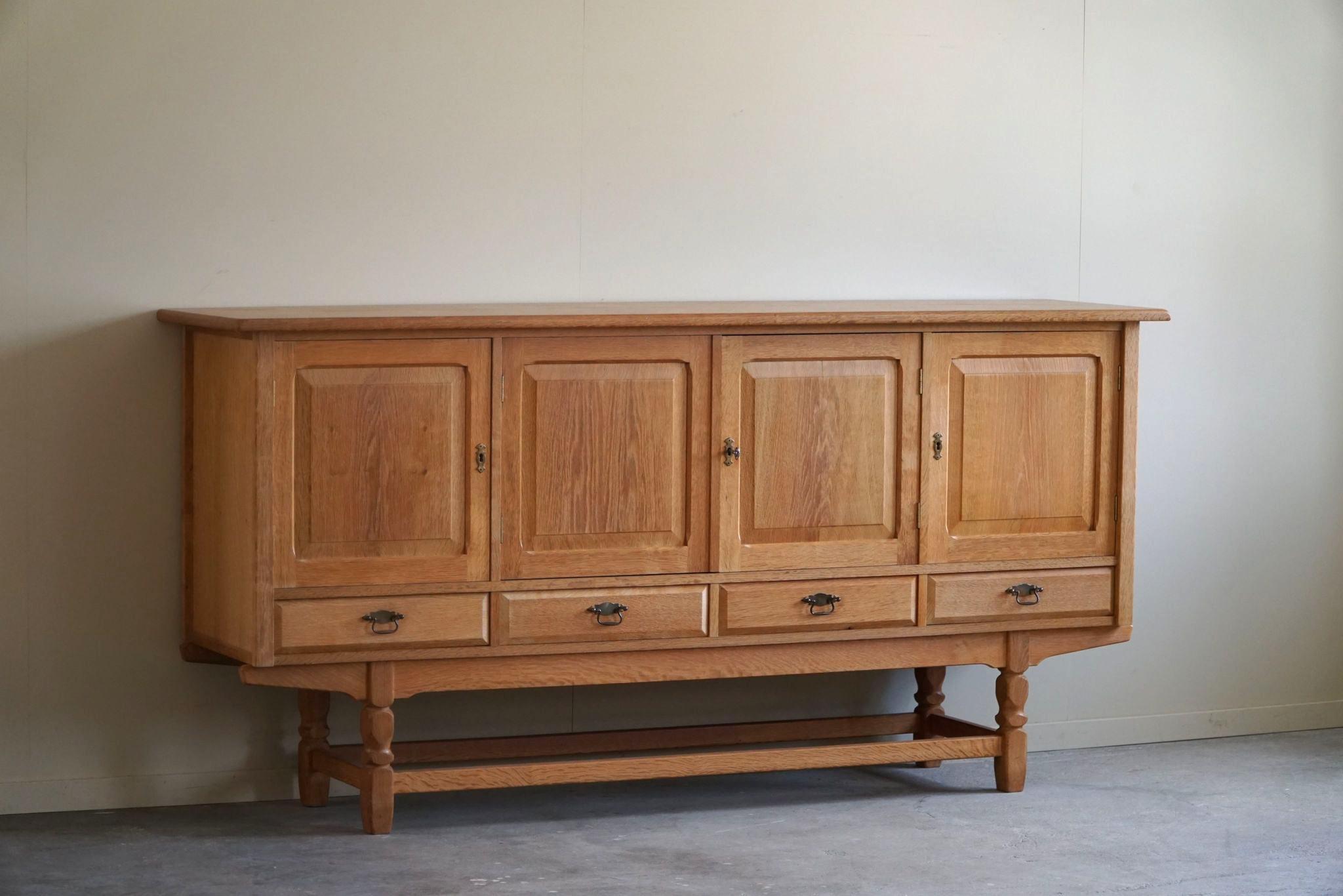 Dänisches Mid Century, Classic Rectangular Brutalist Sideboard in OAK, 1950er Jahre (Messing)