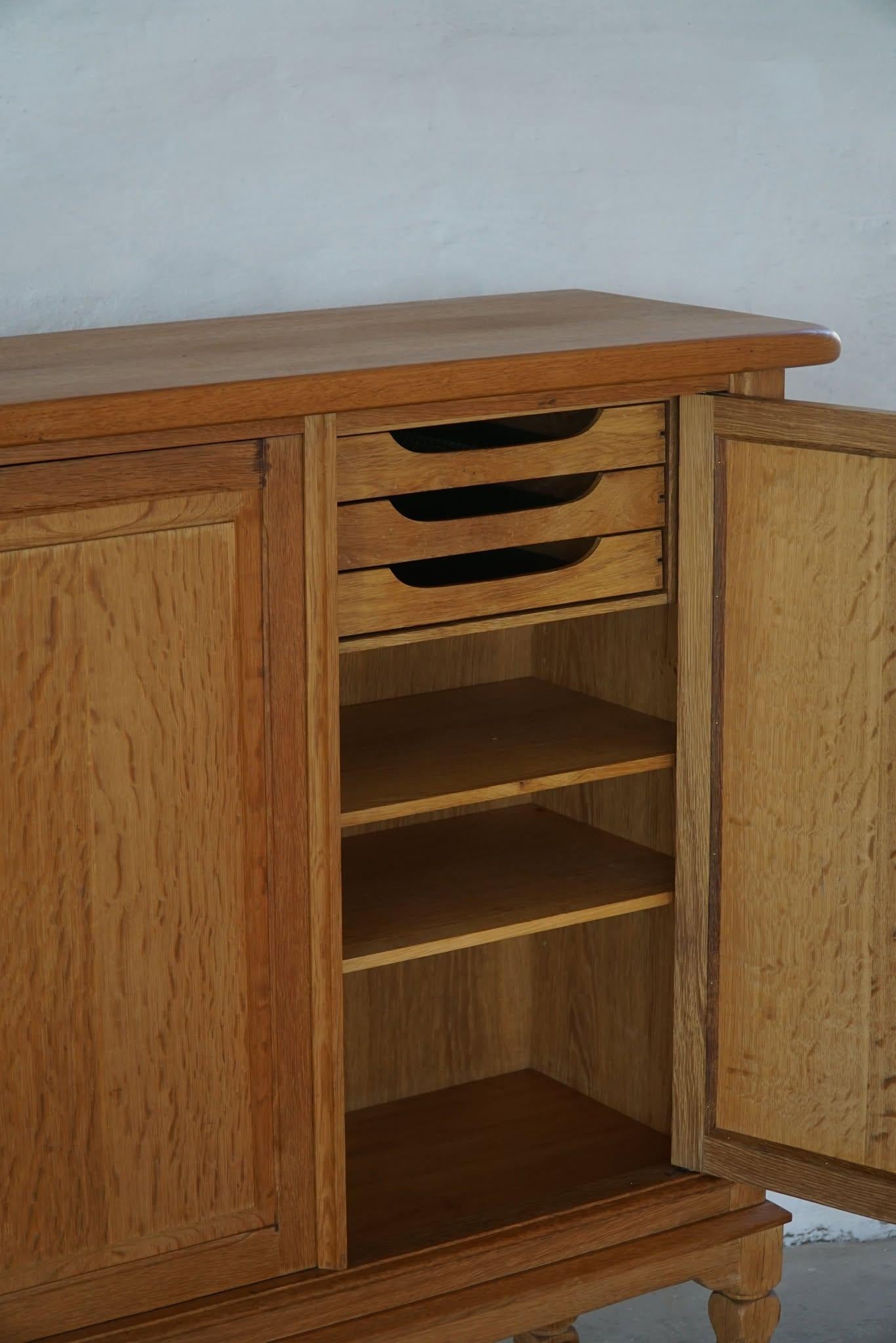Credenza classica rettangolare danese di metà secolo in Oak, stile Kjærnulf, anni '60 in vendita 4