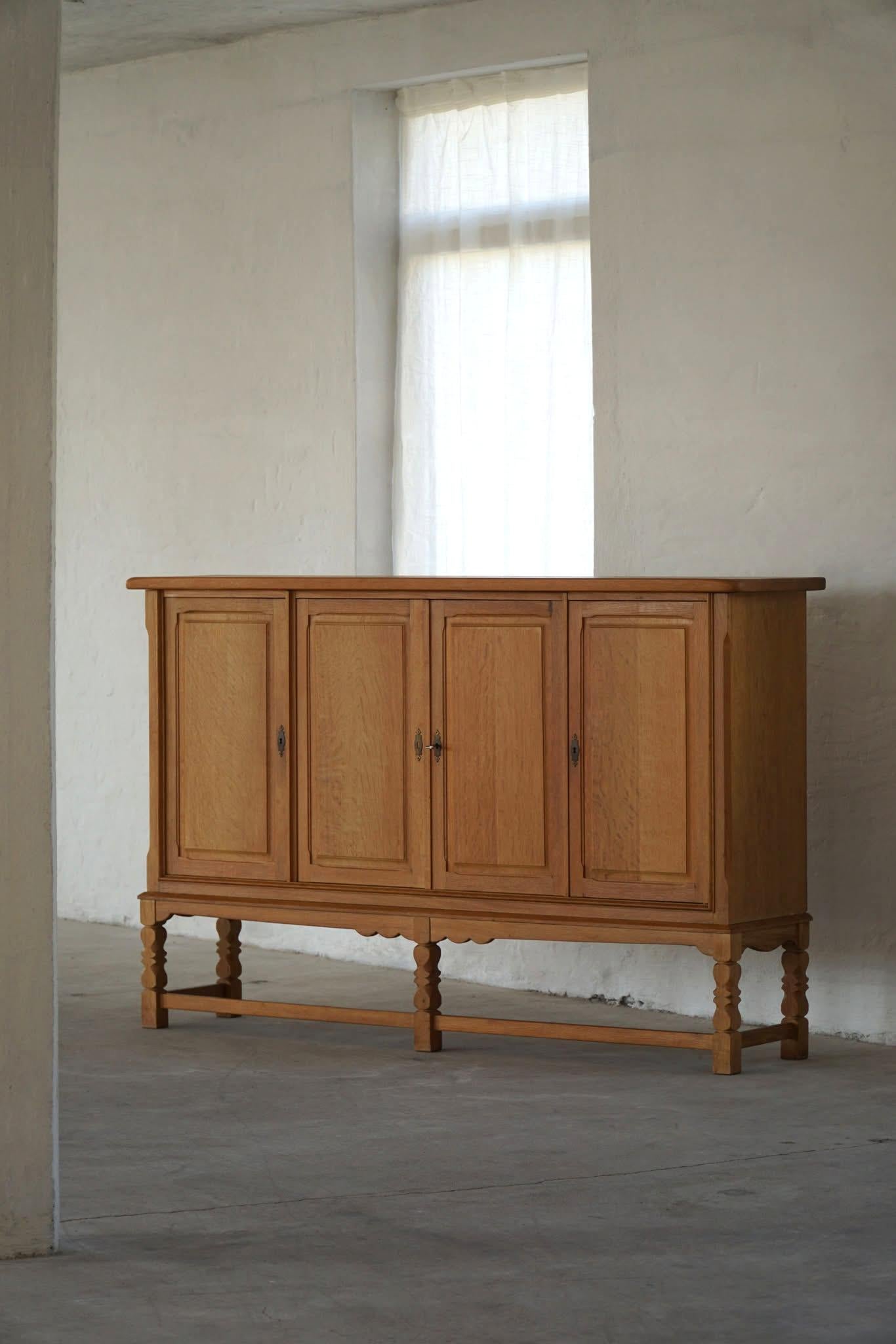 Credenza classica rettangolare danese di metà secolo in Oak, stile Kjærnulf, anni '60 in vendita 12