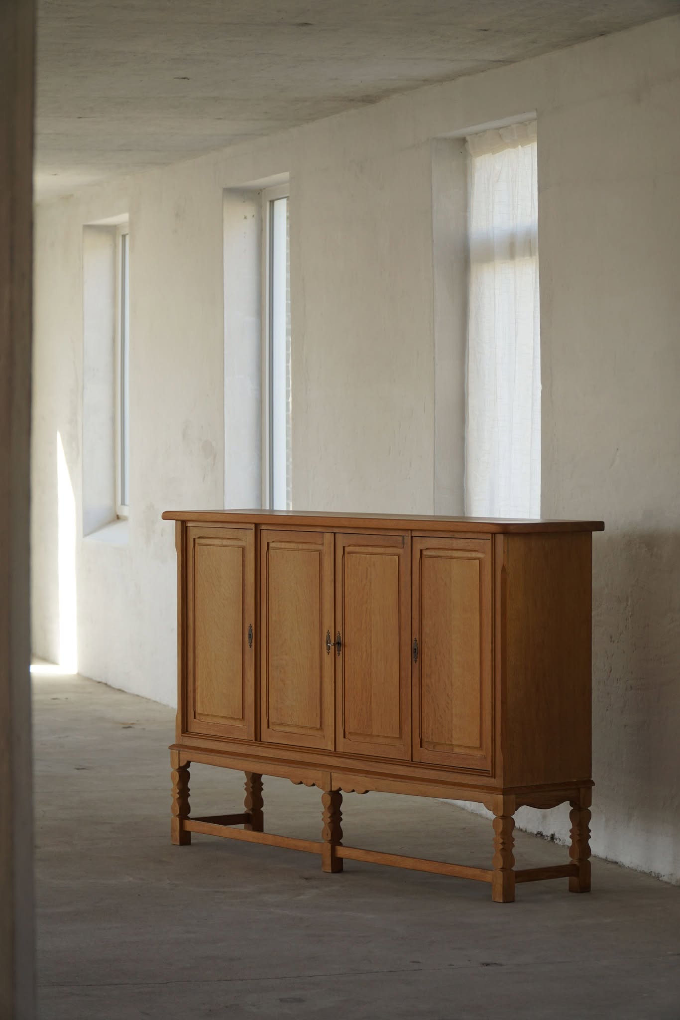 Una spettacolare credenza brutalista in Oak con accessori in ottone. Realizzato da un ebanista danese negli anni '1960. Questo pezzo è in buone condizioni vintage, con dettagli in evidenza come il disegno geometrico frontale. 

Questo oggetto si