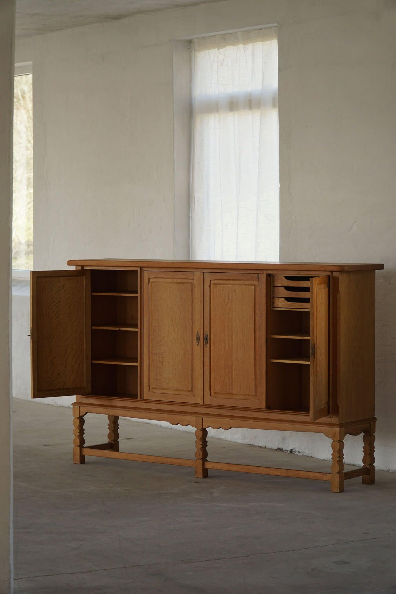 Scandinavo moderno Credenza classica rettangolare danese di metà secolo in Oak, stile Kjærnulf, anni '60 in vendita