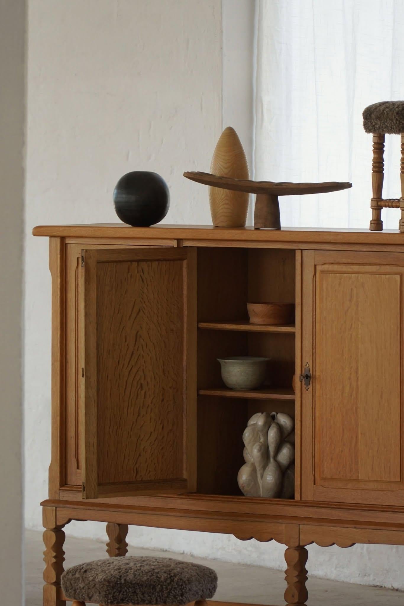 Credenza classica rettangolare danese di metà secolo in Oak, stile Kjærnulf, anni '60 In condizioni buone in vendita a Odense, DK