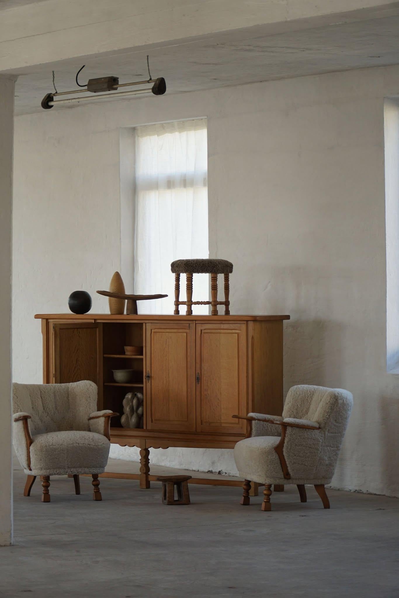 XX secolo Credenza classica rettangolare danese di metà secolo in Oak, stile Kjærnulf, anni '60 in vendita