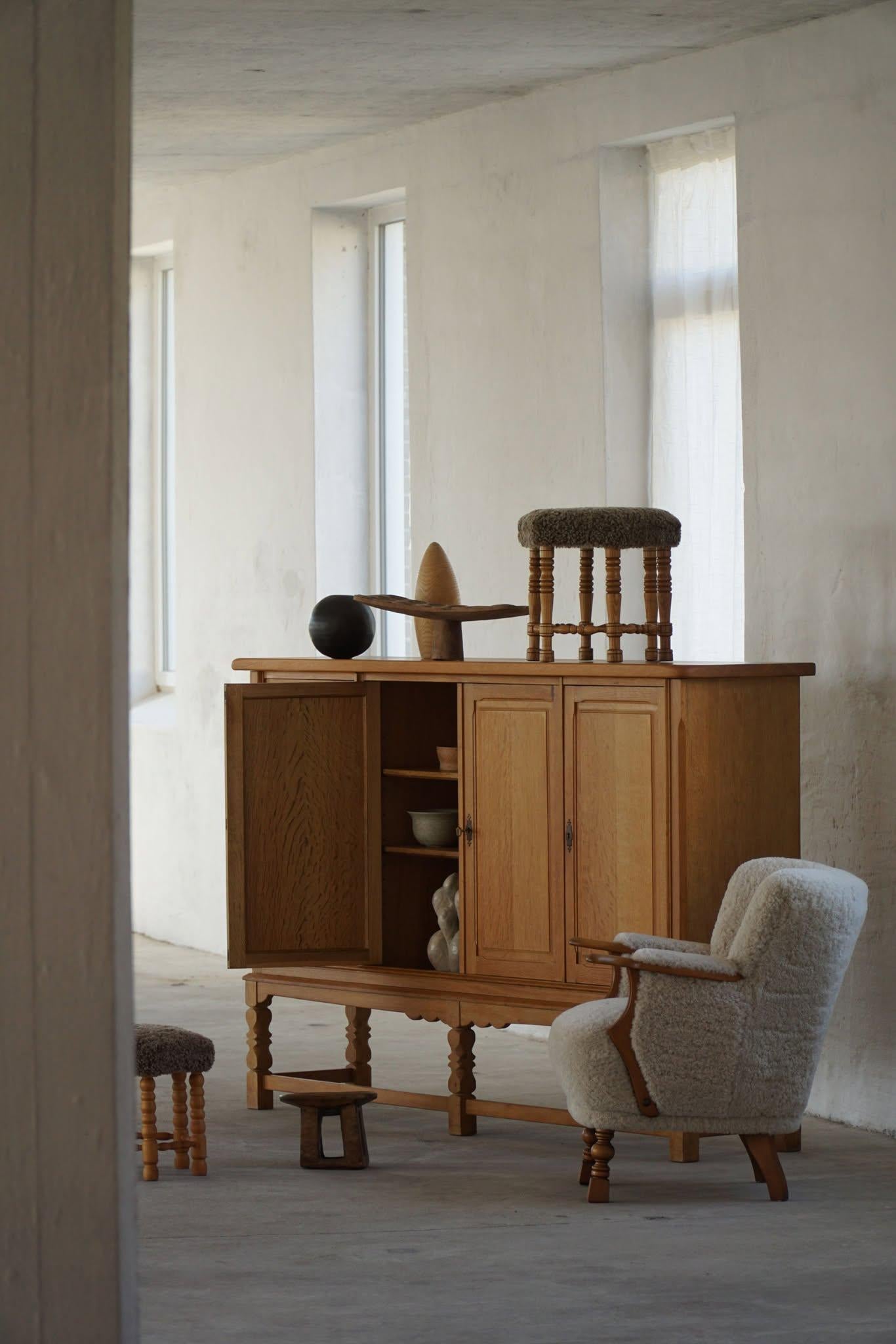 Credenza classica rettangolare danese di metà secolo in Oak, stile Kjærnulf, anni '60 in vendita 2