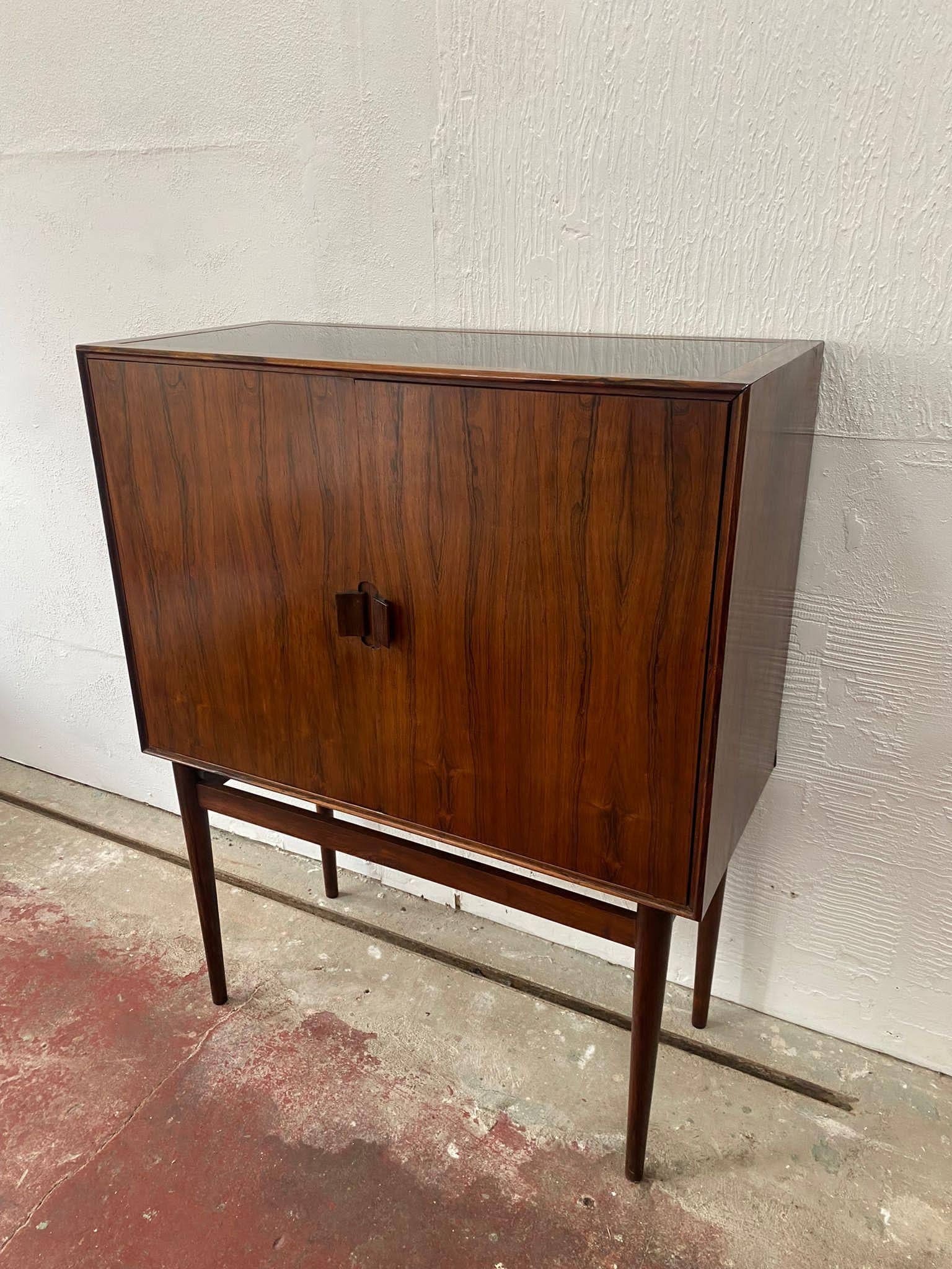Armoire à cocktail danoise du milieu du siècle par Helge Vestergaard Jensen en vente 3