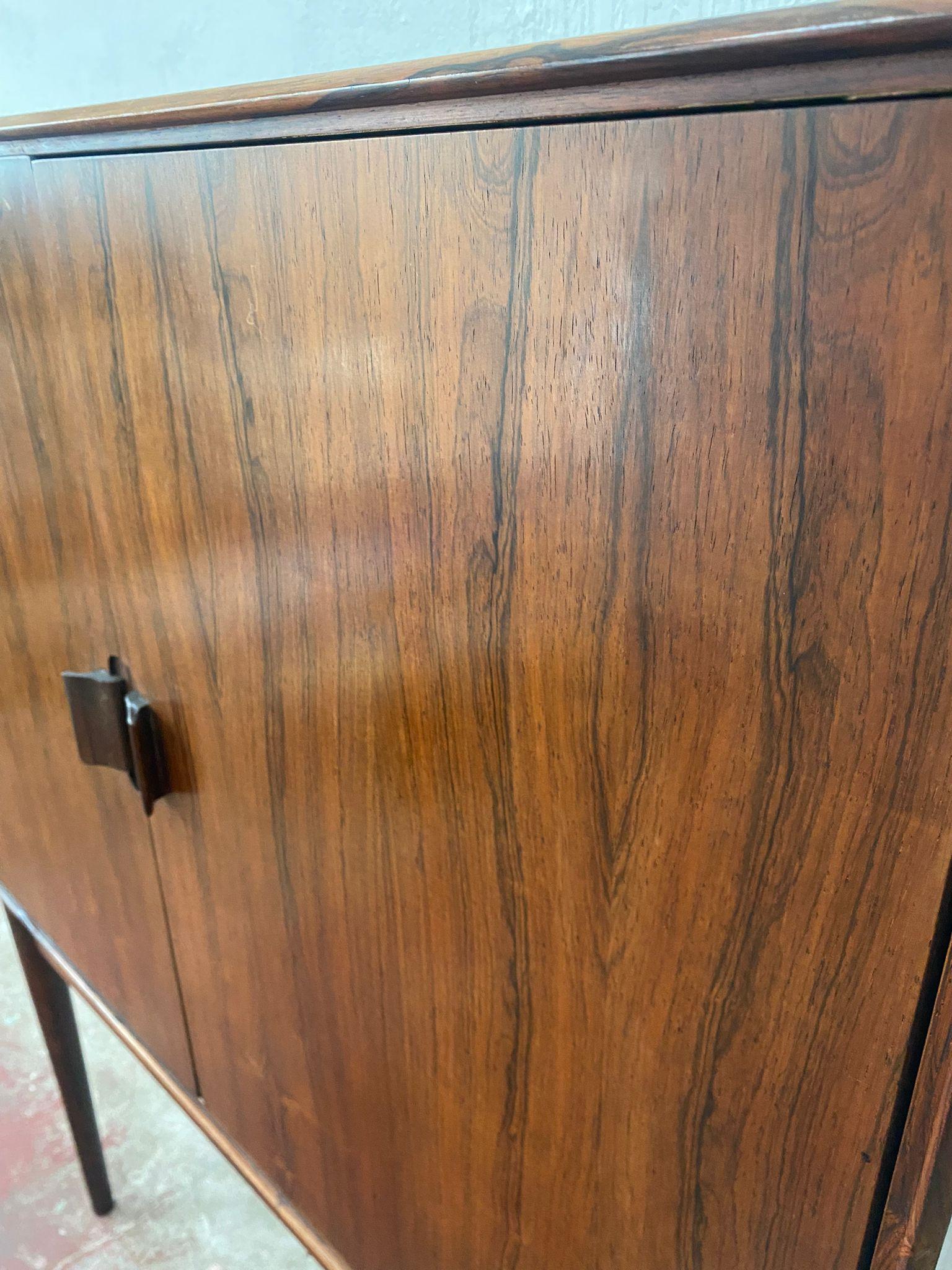 Armoire à cocktail danoise du milieu du siècle par Helge Vestergaard Jensen Bon état - En vente à Sherborne, GB