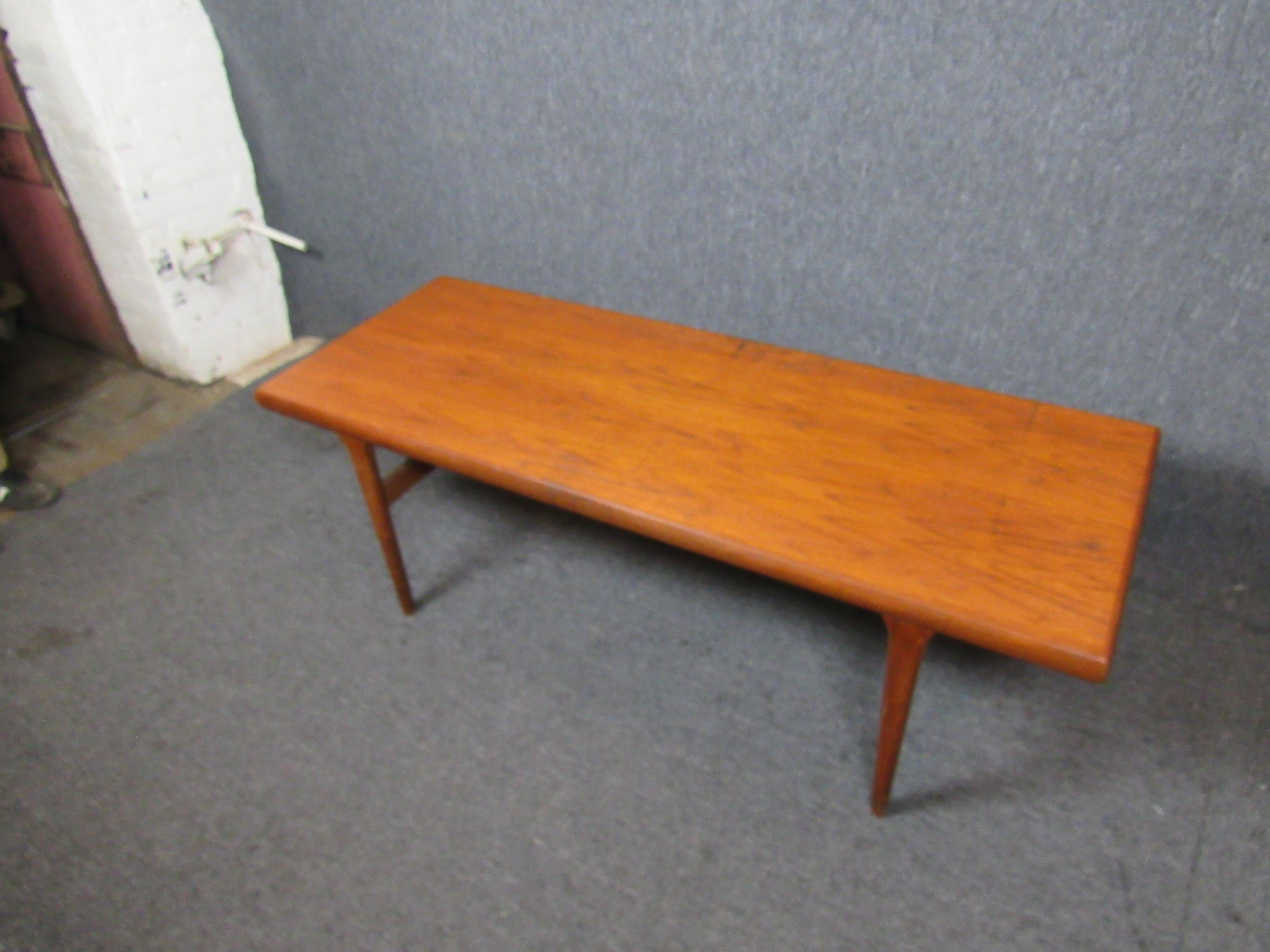 Danish Mid-Century Coffee Table In Good Condition For Sale In Brooklyn, NY