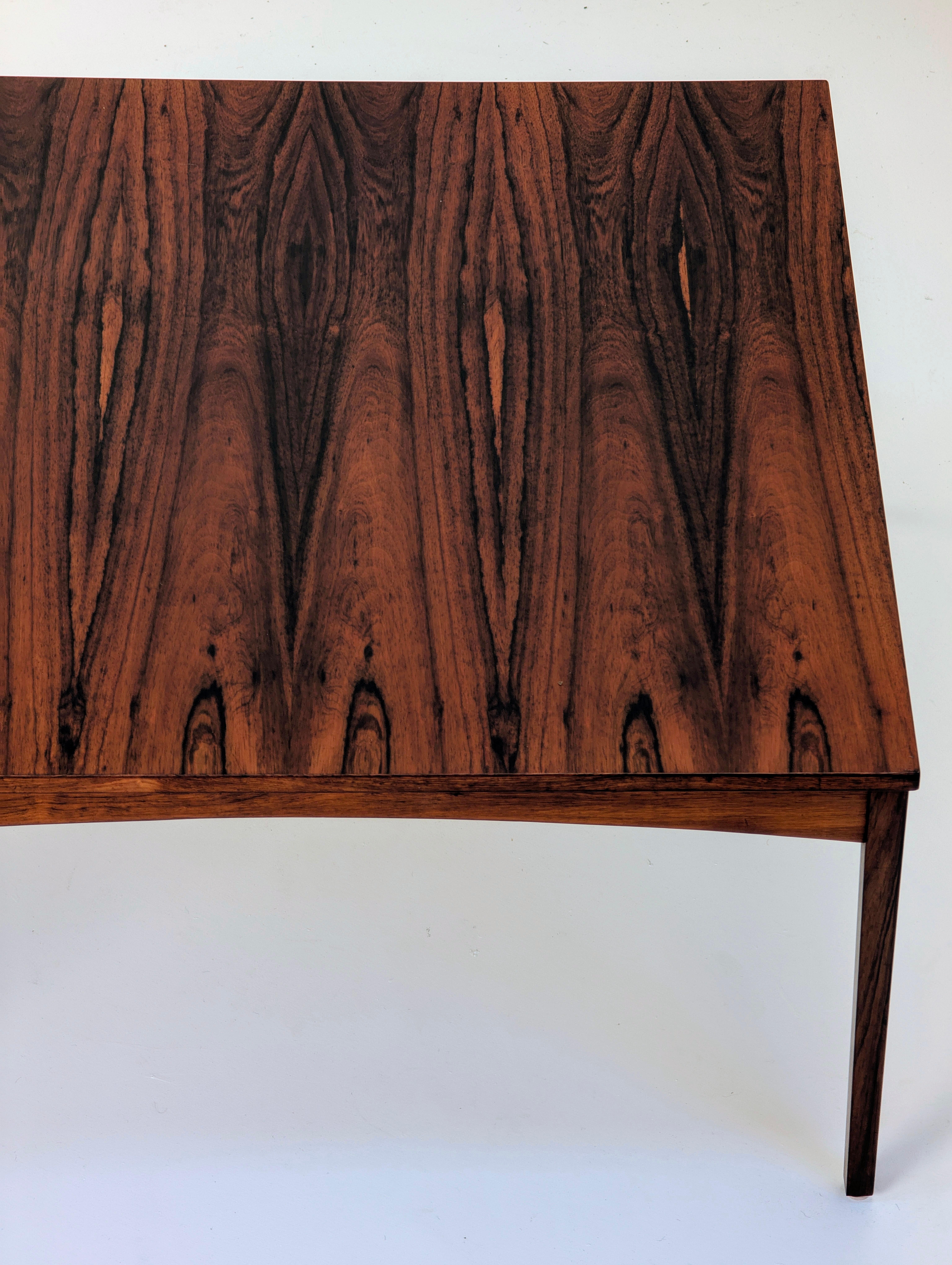 Mesa de centro danesa de mediados de siglo en palisandro brasileño, c. 1960 Tallado a mano en venta