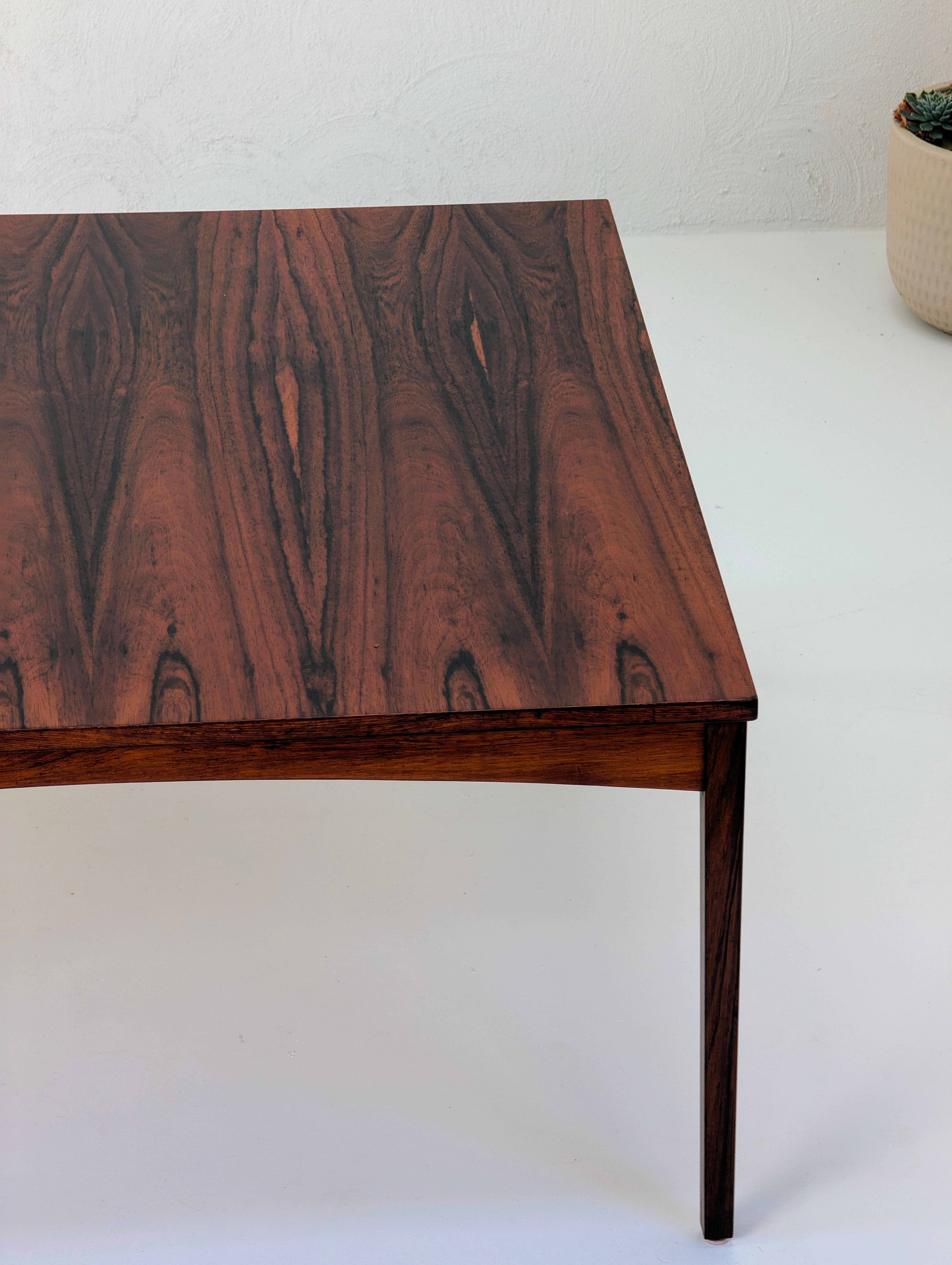 Mesa de centro danesa de mediados de siglo en palisandro brasileño, c. 1960 Palo de rosa en venta