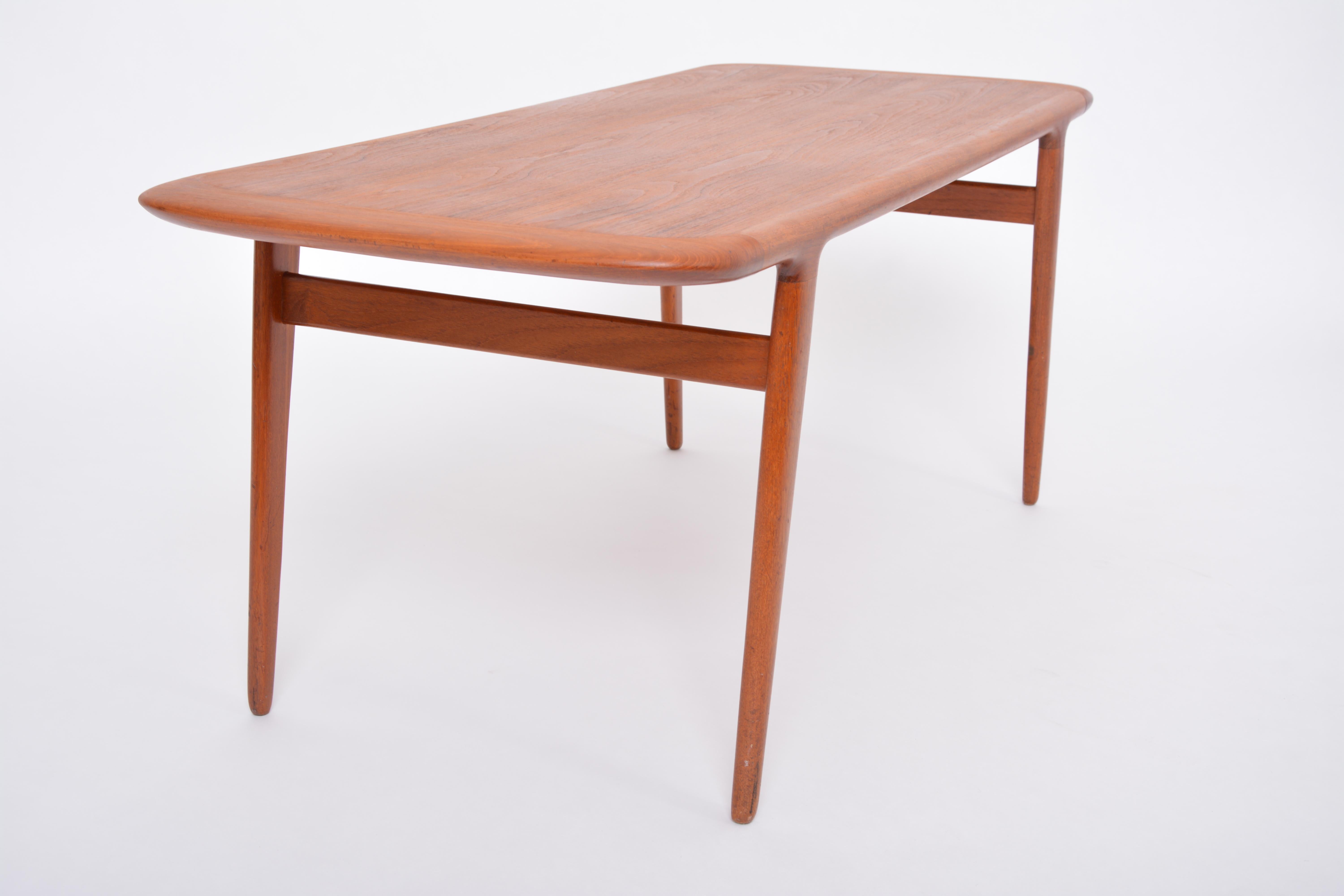 Danish Mid-century coffee table made of Teak wood For Sale 5