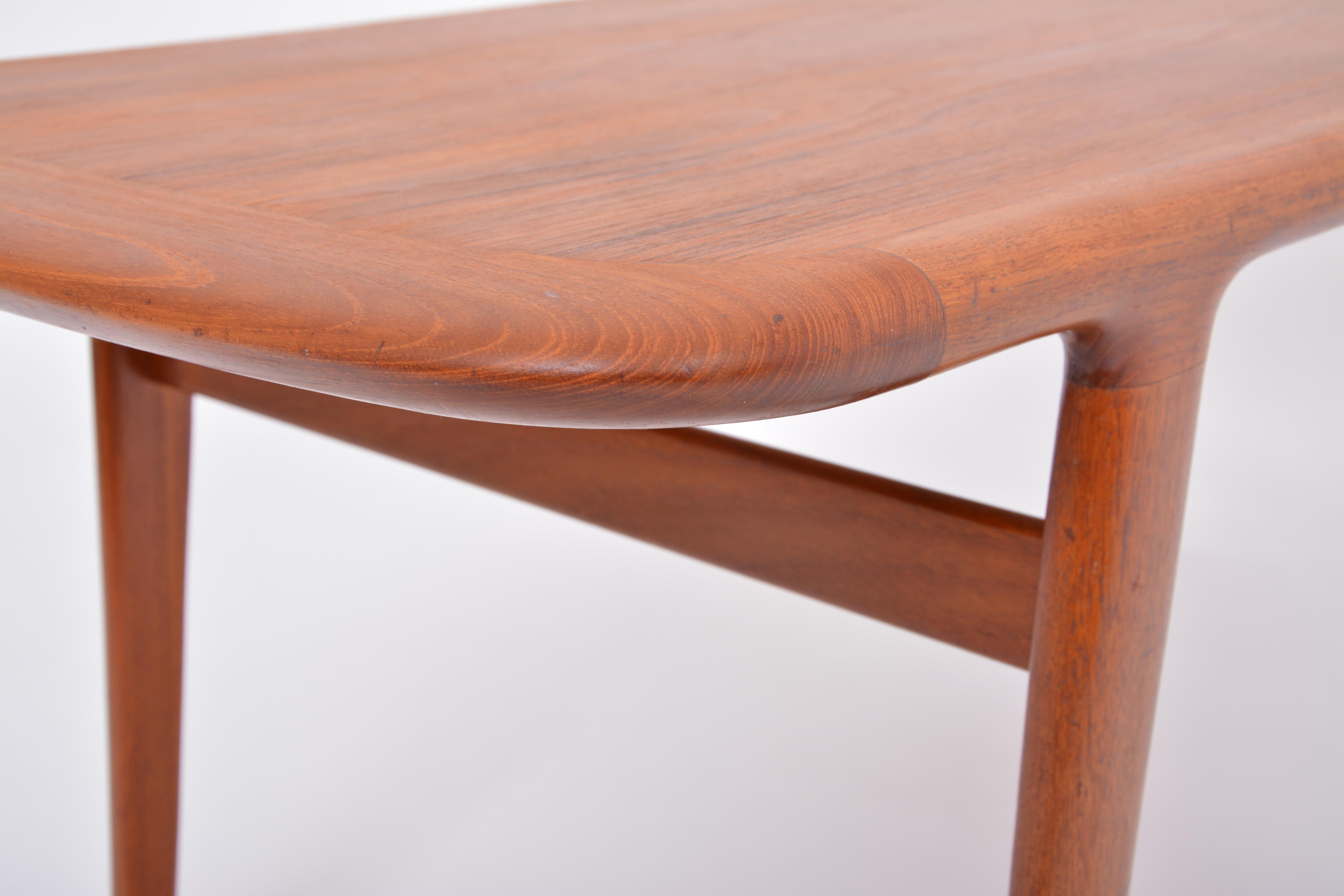 Danish Mid-century coffee table made of Teak wood For Sale 6
