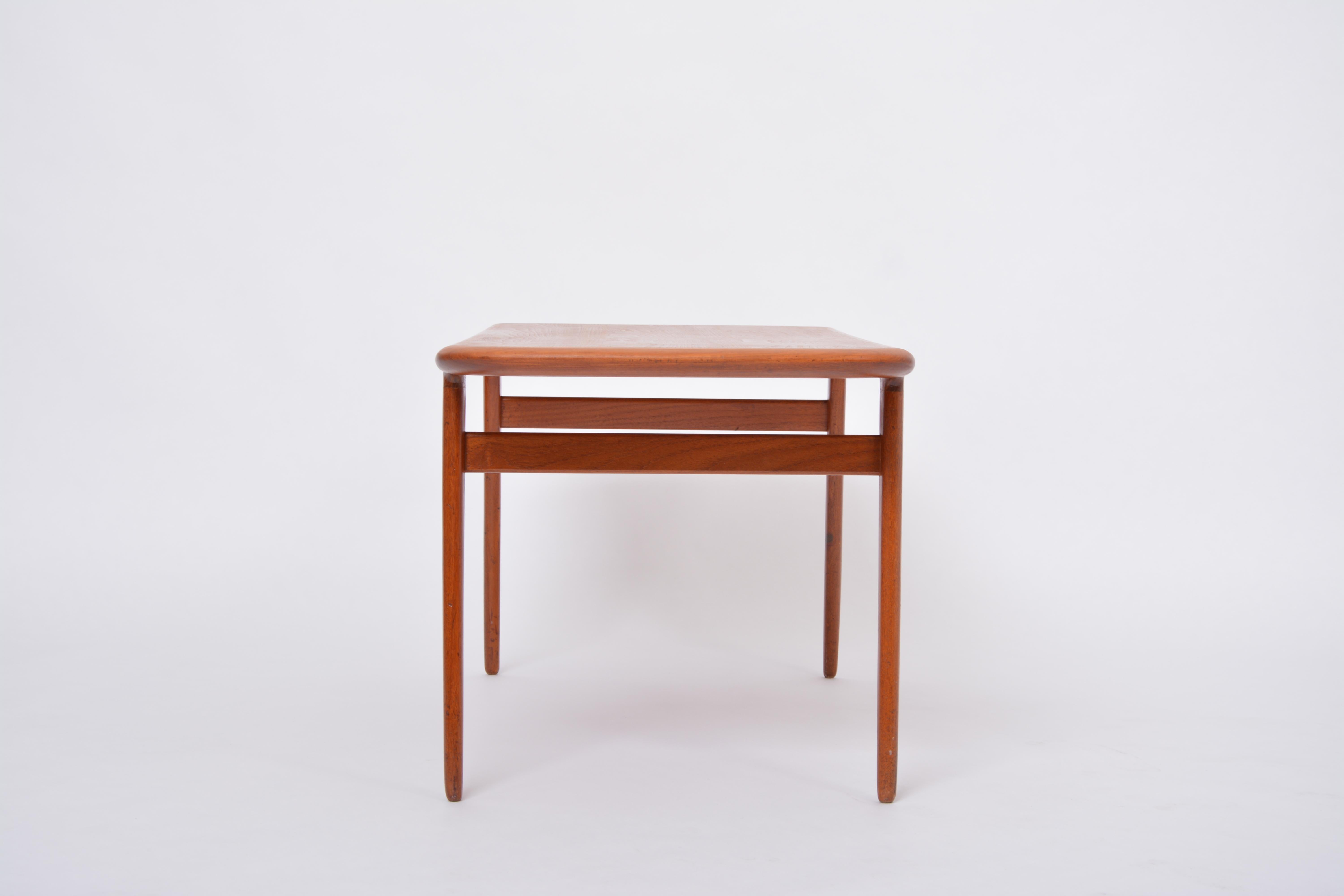 Danish Mid-century coffee table made of Teak wood For Sale 7