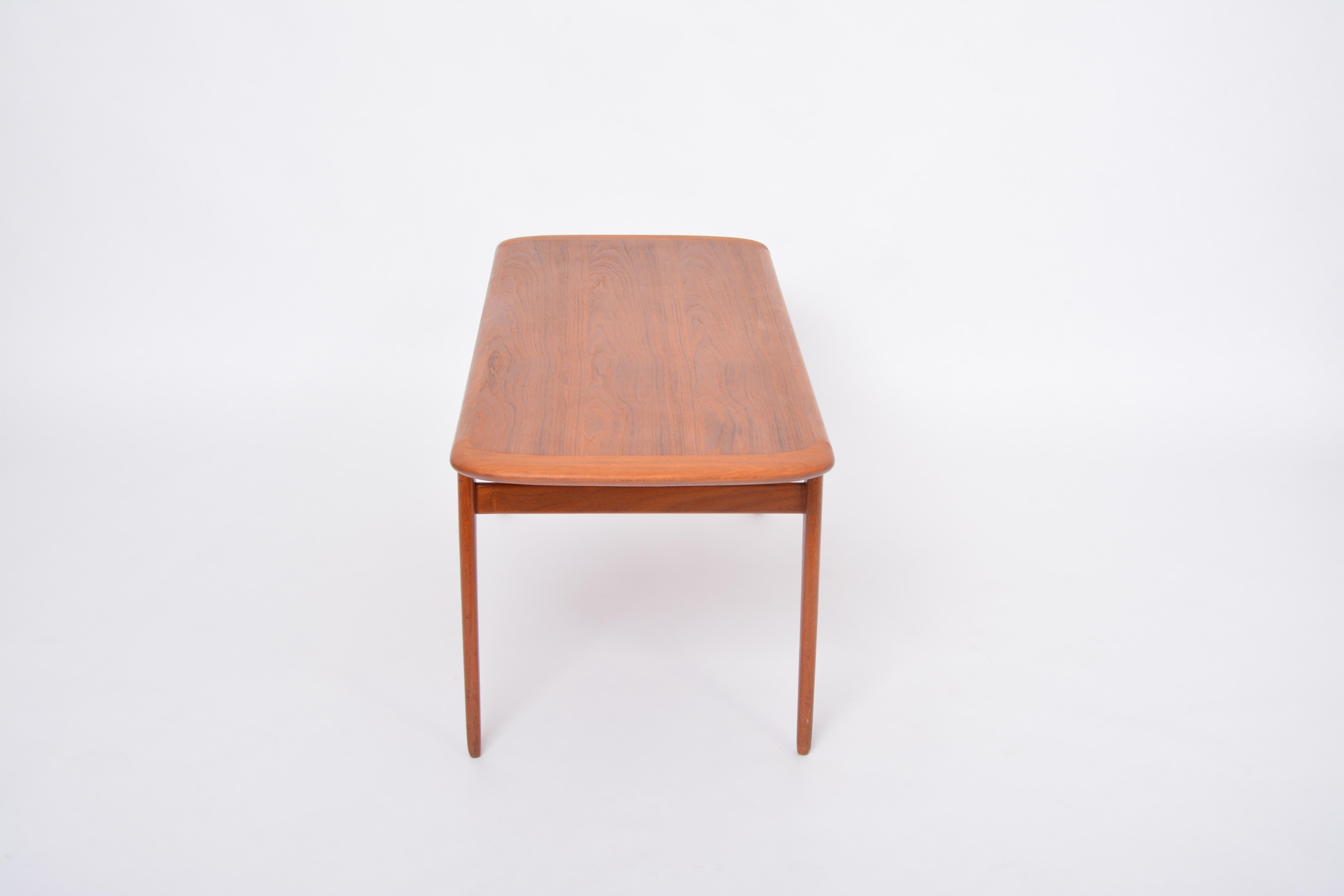 Danish Mid-century coffee table made of Teak wood For Sale 8