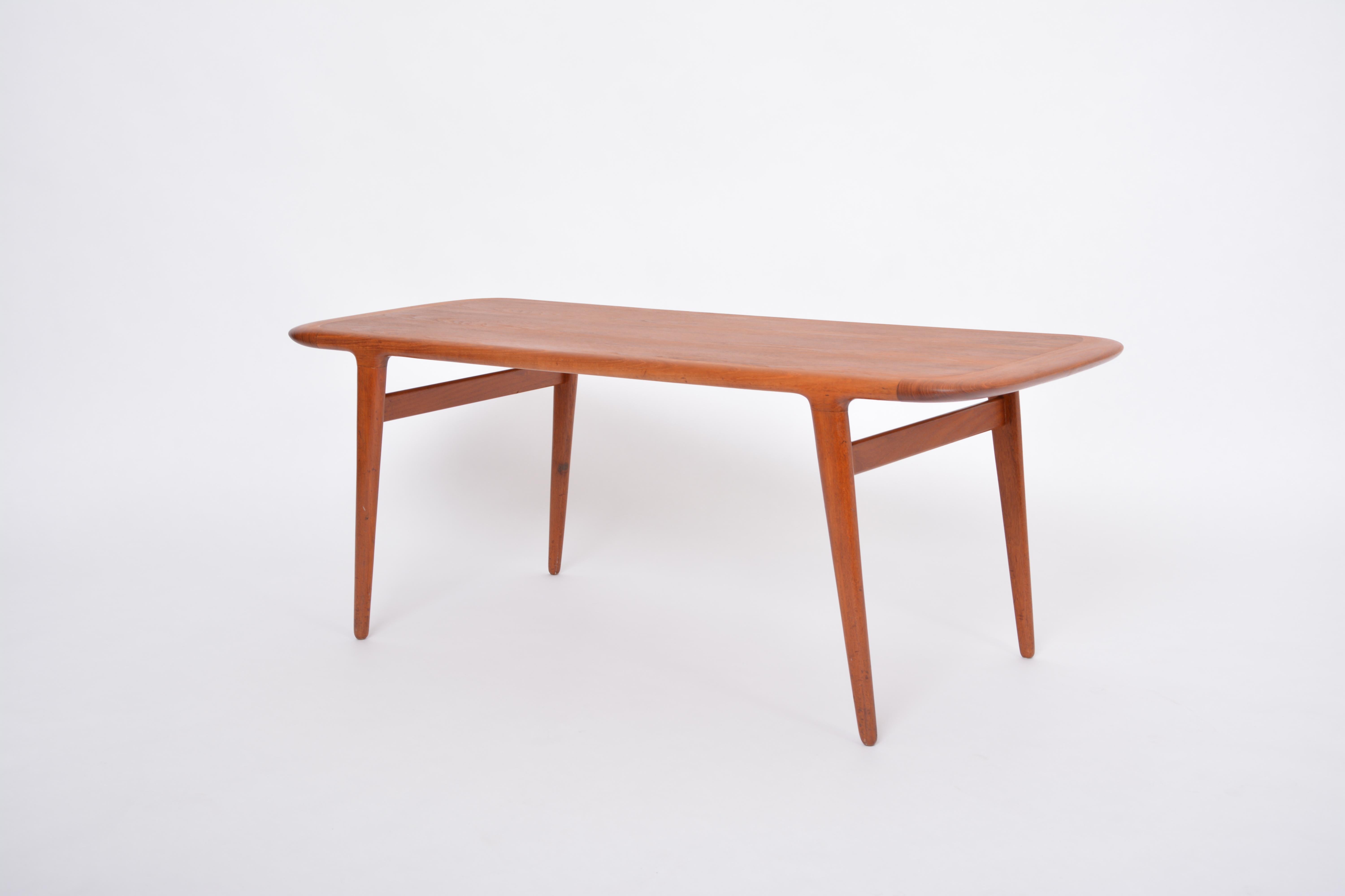 Table basse danoise du milieu du siècle dernier en bois de teck en vente 11