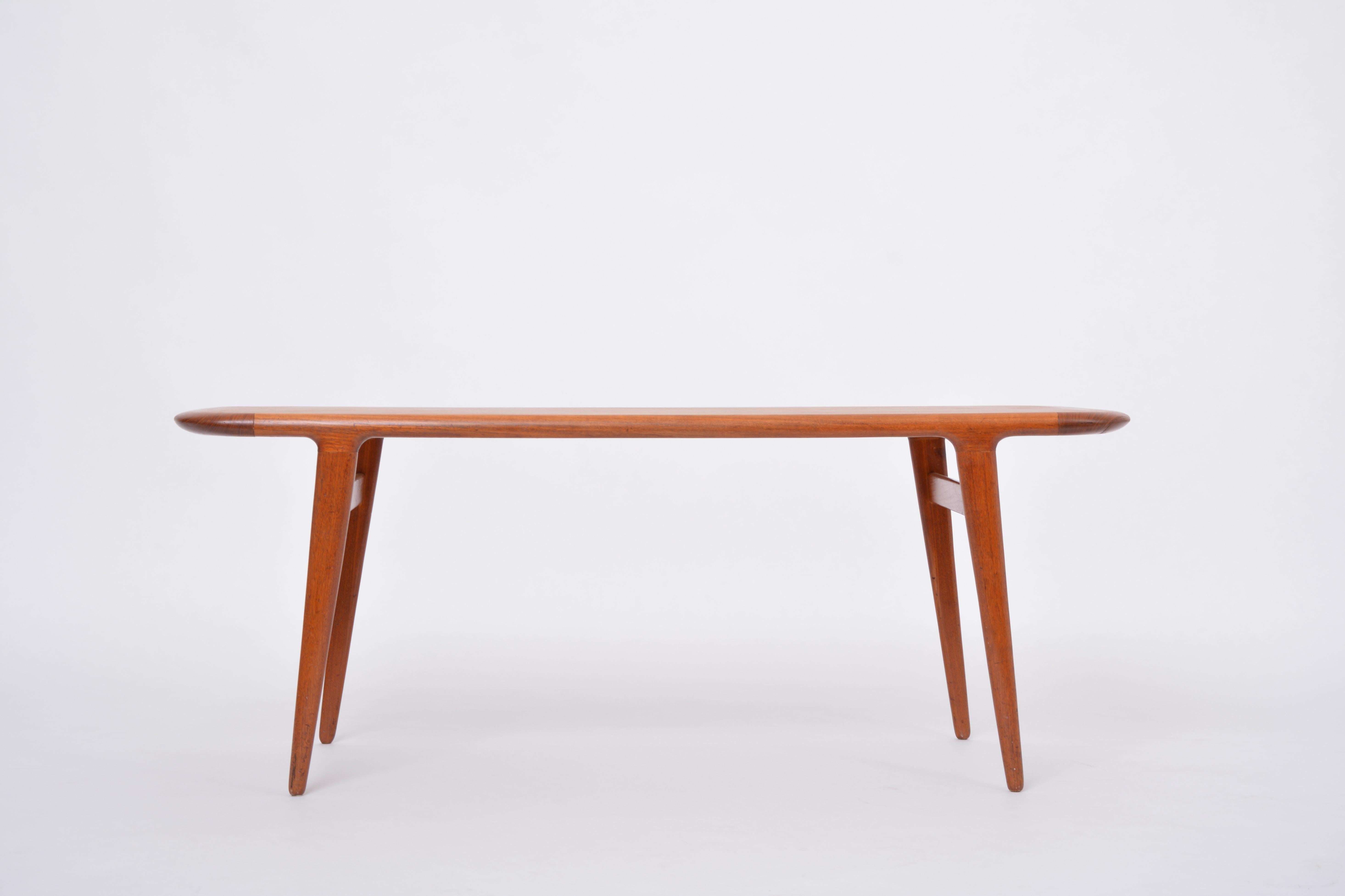 Cette table basse a été conçue et fabriquée dans les années 1960 au Danemark. Il est fabriqué en bois de teck. Le design rappelle beaucoup celui des maîtres danois du design, Hans Wegner et Johannes Andersen. Provenant du cœur du Danemark, cette