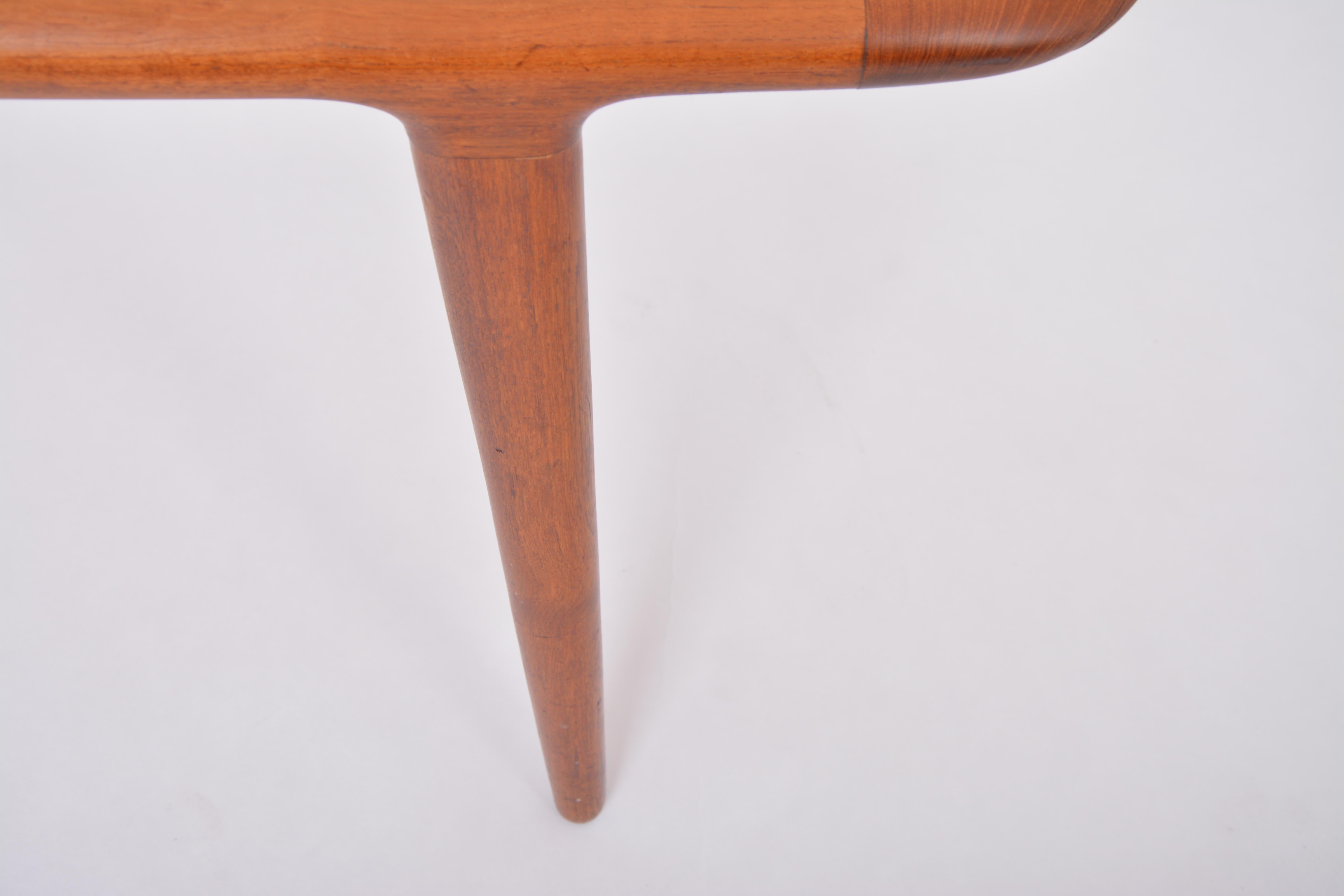 Danish Mid-century coffee table made of Teak wood In Good Condition For Sale In Berlin, DE