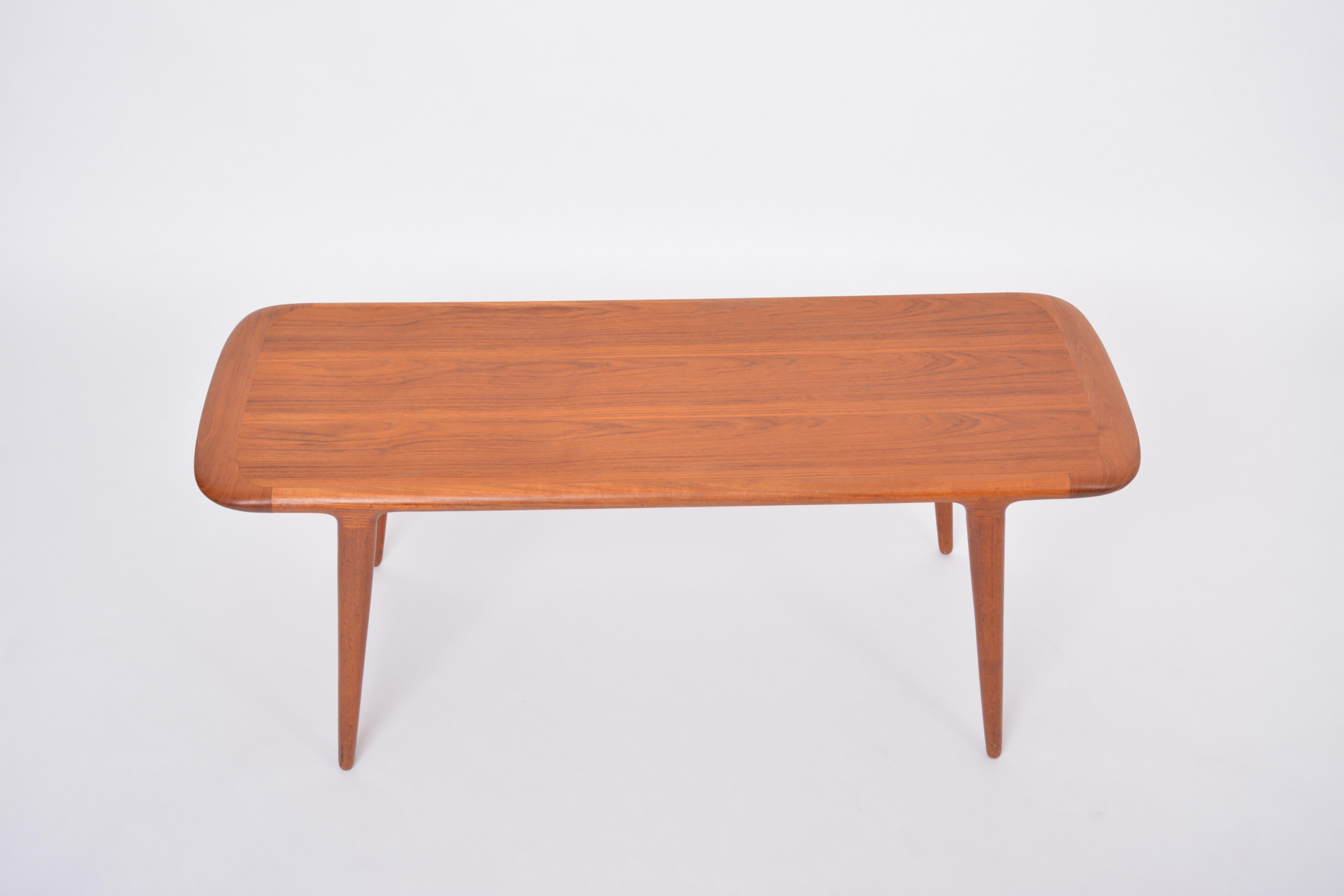 Table basse danoise du milieu du siècle dernier en bois de teck en vente 1