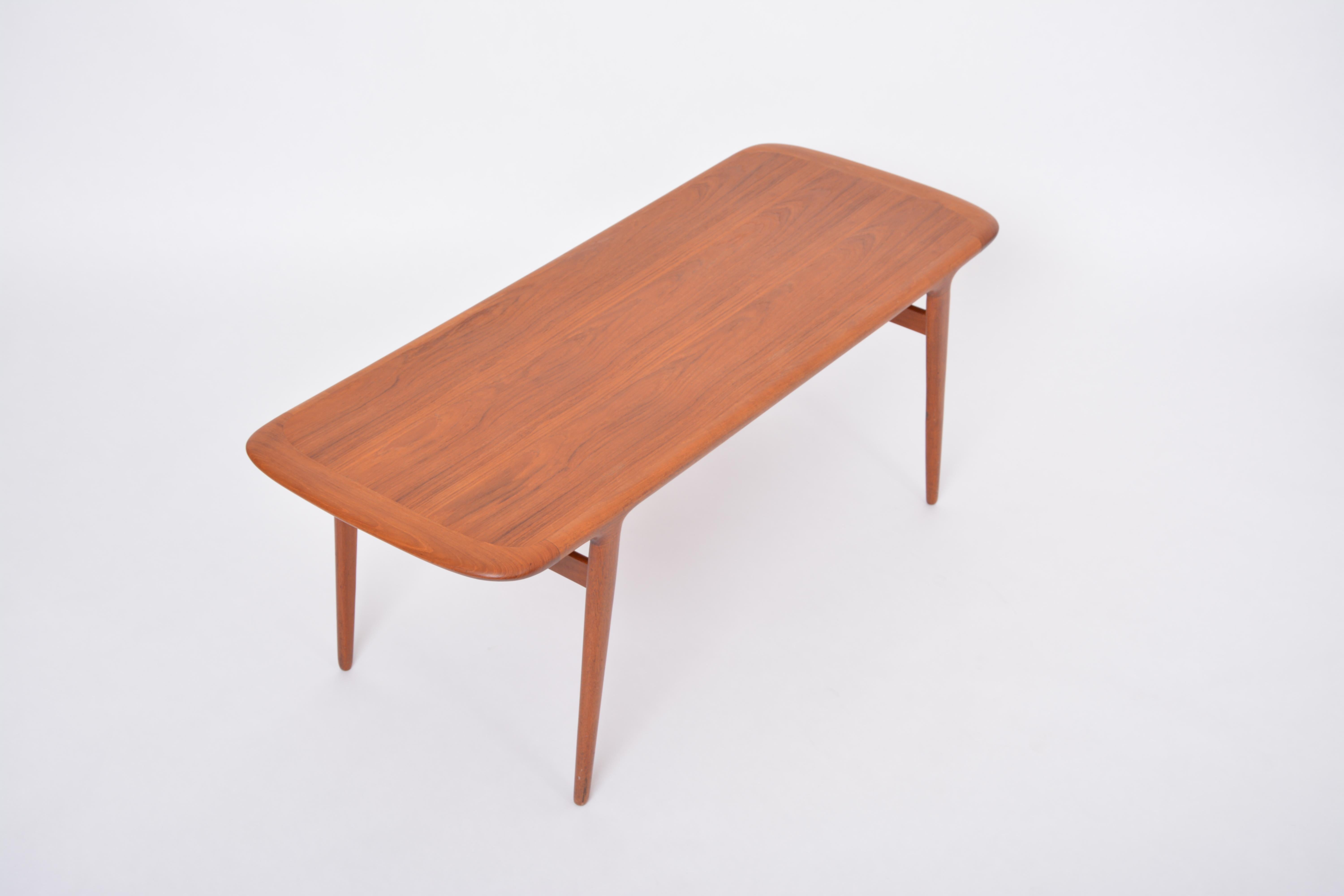 Danish Mid-century coffee table made of Teak wood For Sale 4