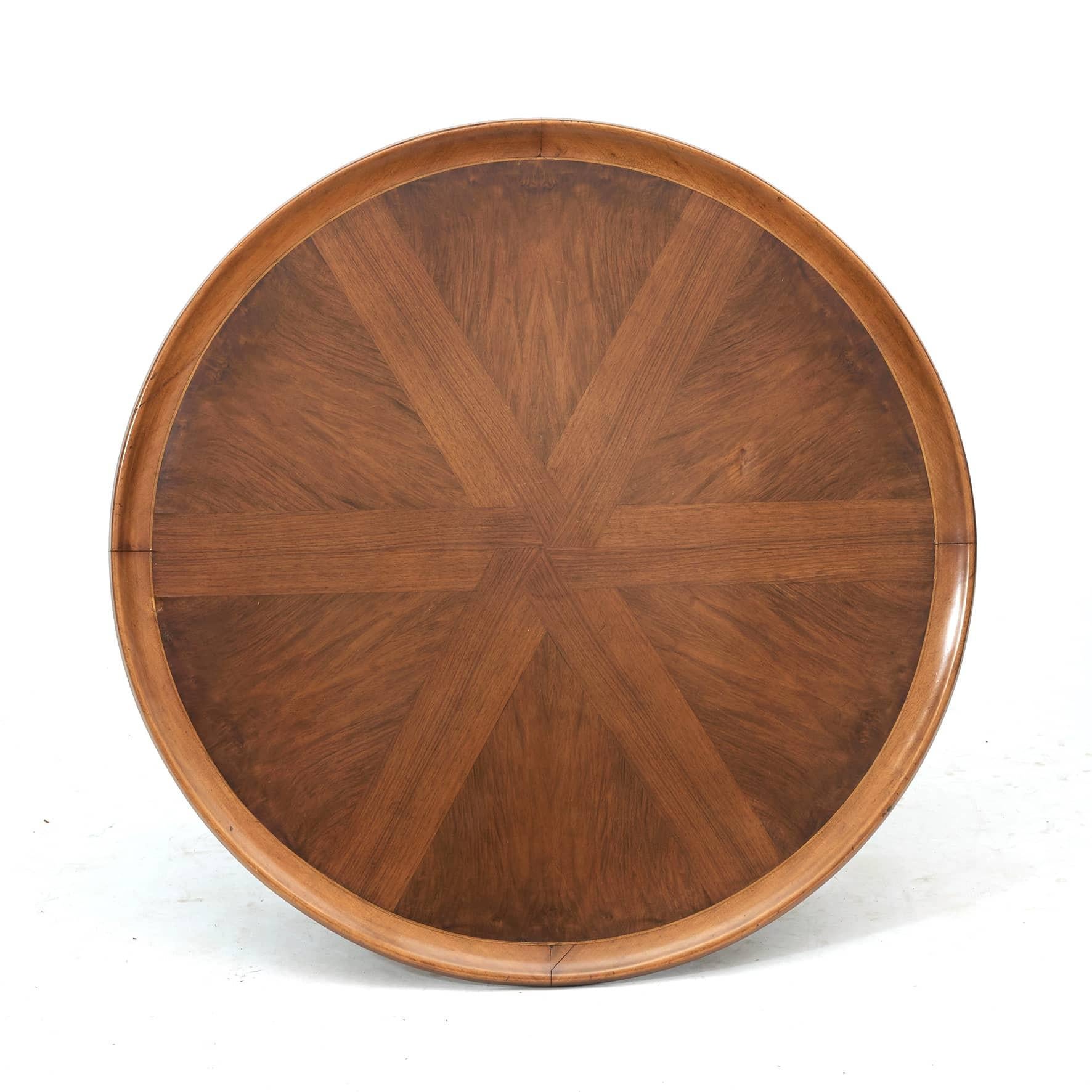 Coffee table, Danish mid-century design.
Mahogany and walnut, circular tabletop with star-shaped veneer pattern and a raised edge with line marquetry. Raised on five octagonal legs joined by concave stretchers.
Made in Denmark in the 1960s.
Most