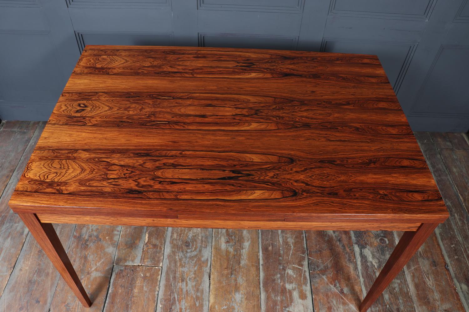 Bois de rose Table de salle à manger compacte danoise du milieu du siècle en vente