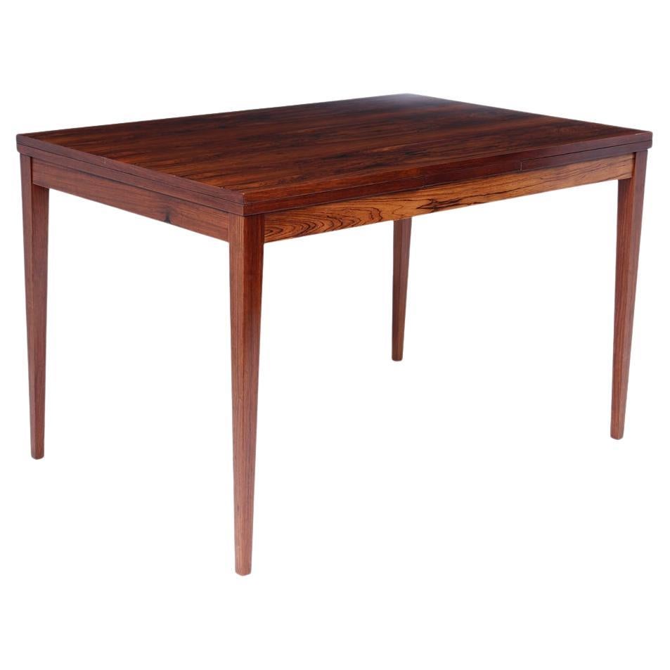 Table de salle à manger compacte danoise du milieu du siècle