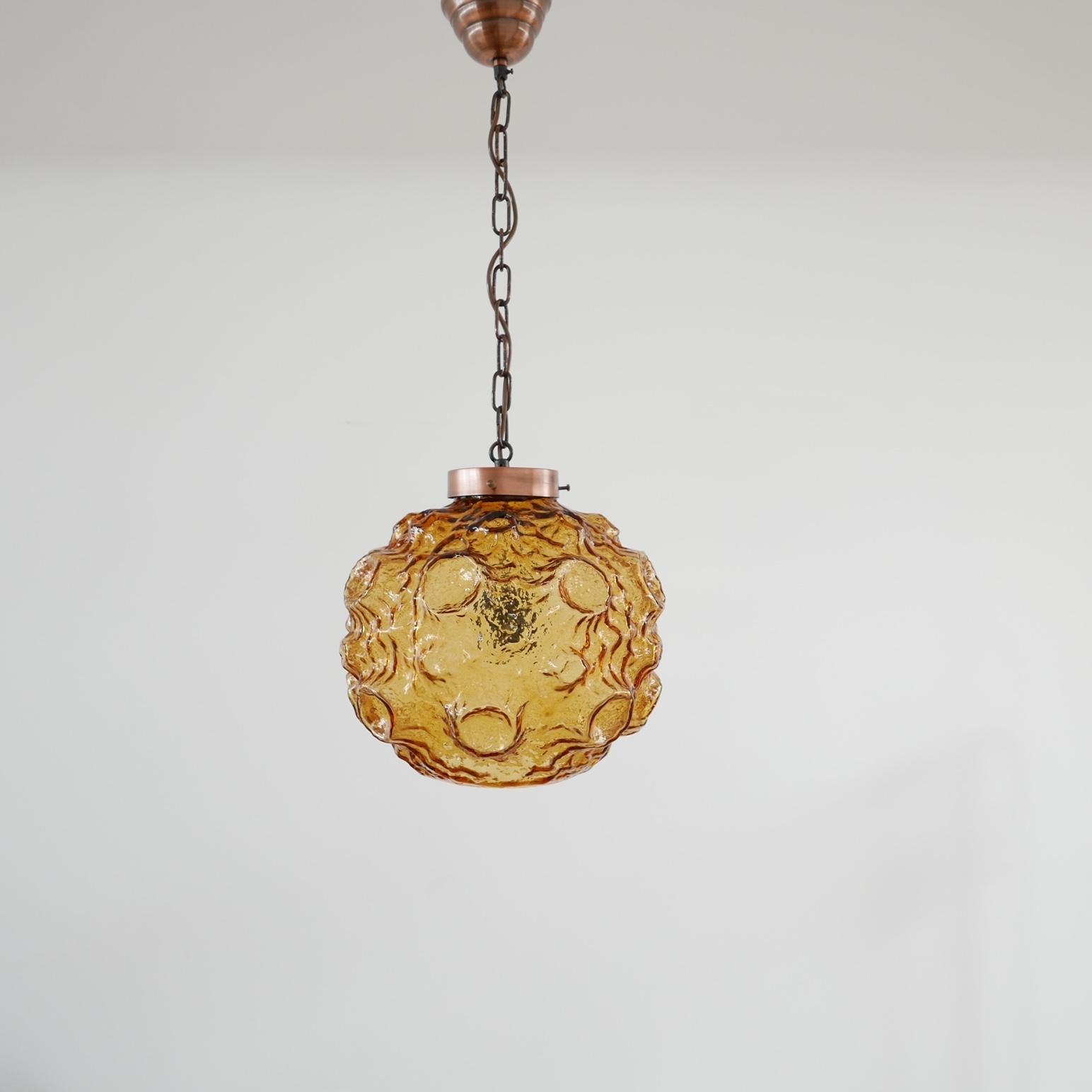 An almost lunar landscape style glass pendant in distintive yellow.

Denmark, c1970s.

Original chain and rose retained.

Since re-wired and PAT tested.

Good vintage condition, some scuffs and wear commensurate with age.

Location: Belgium