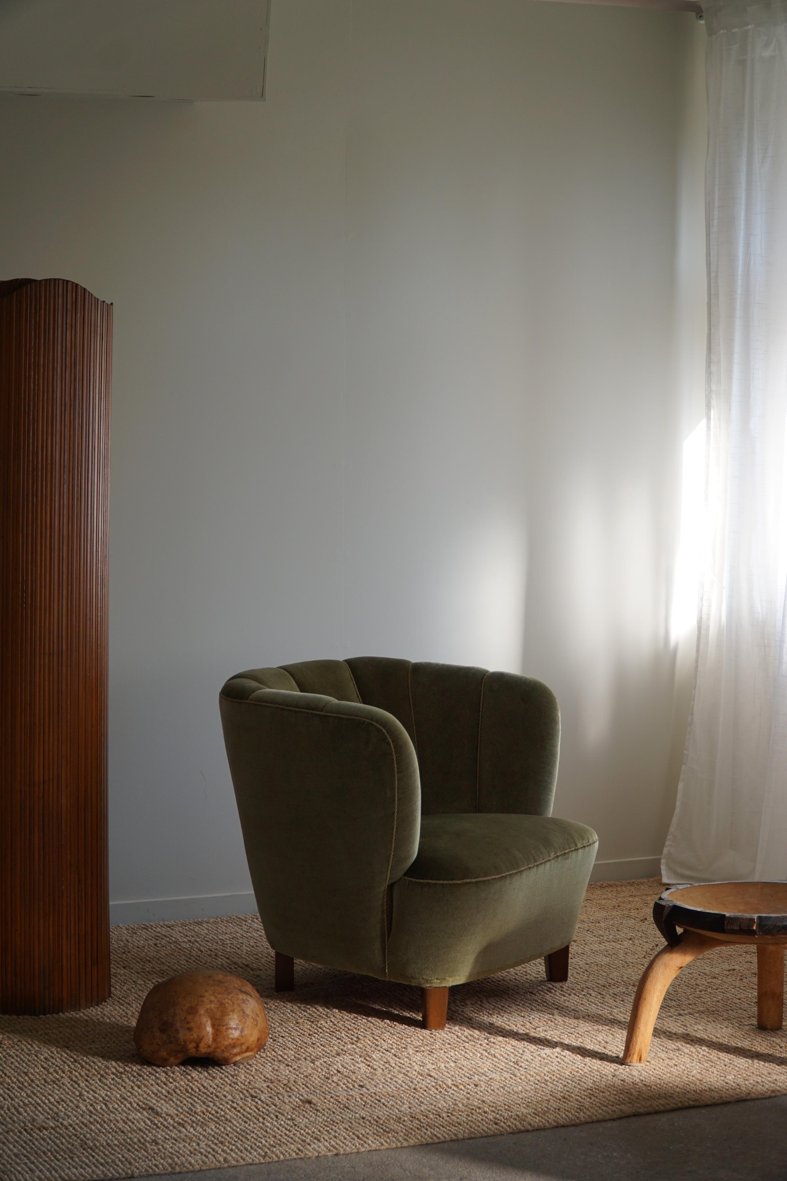 Ein seltener bequemer Sessel mit schönen Rundungen. Origineller Stoff in schöner grüner Farbe, der die natürlichen Materialien ergänzt. Hergestellt von einem erfahrenen dänischen Tischler in den 1940er Jahren. Dieser schöne Stuhl ist im Stil des