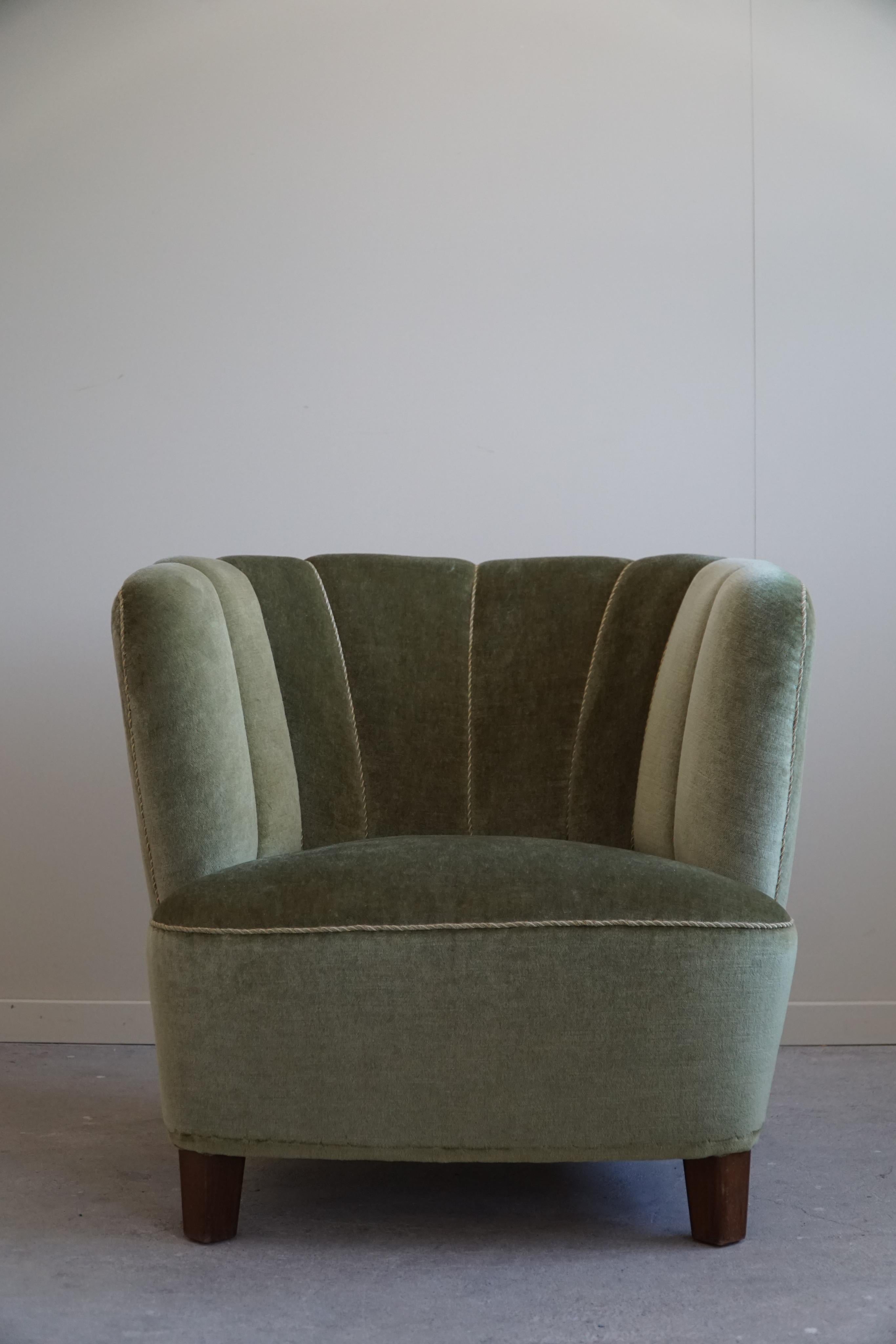 Danish Midcentury, Curved Club Chair, Viggo Boesen Style, 1940s In Good Condition For Sale In Odense, DK