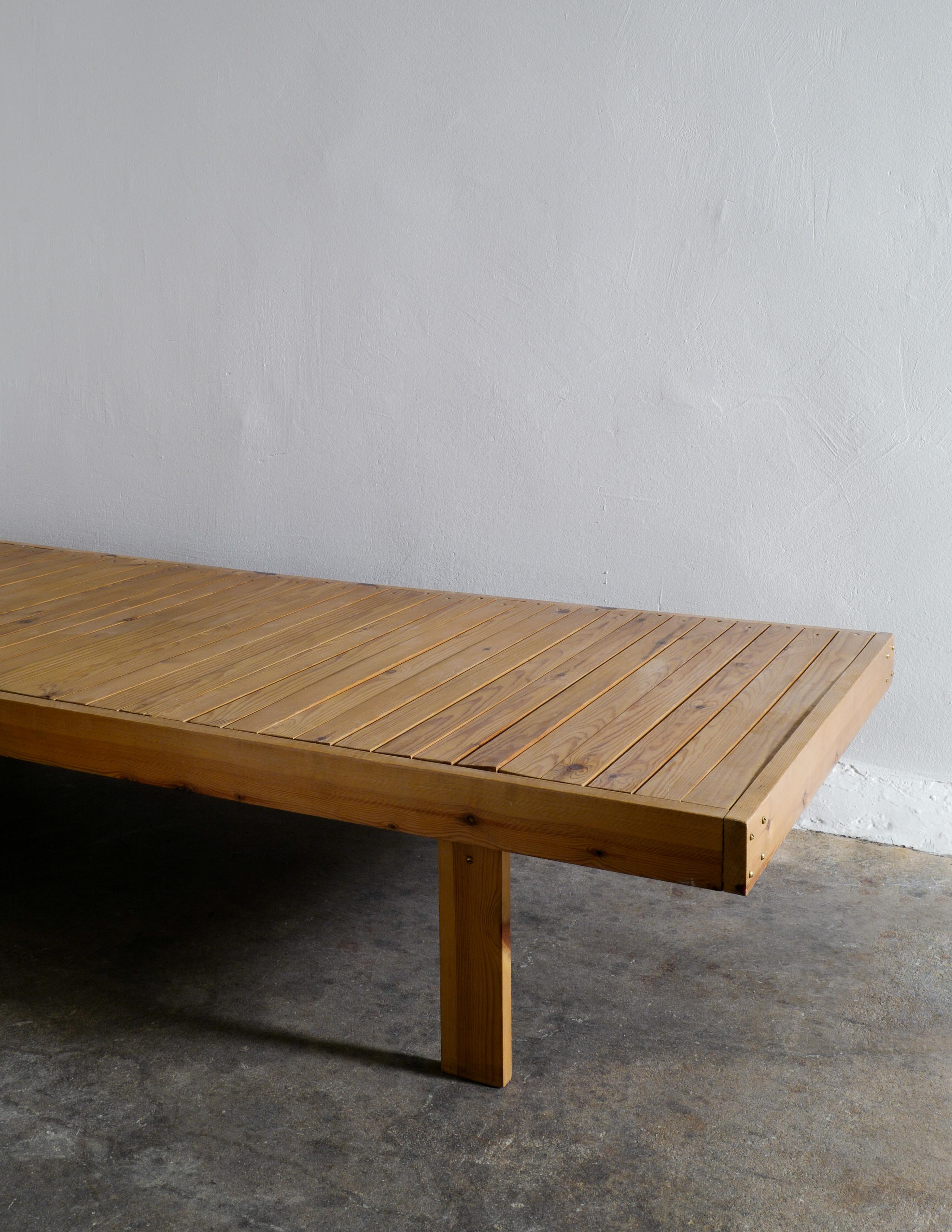 Danish Mid-Century Daybed Bench Coffee Table in Pine Produced in Denmark, 1960s  2