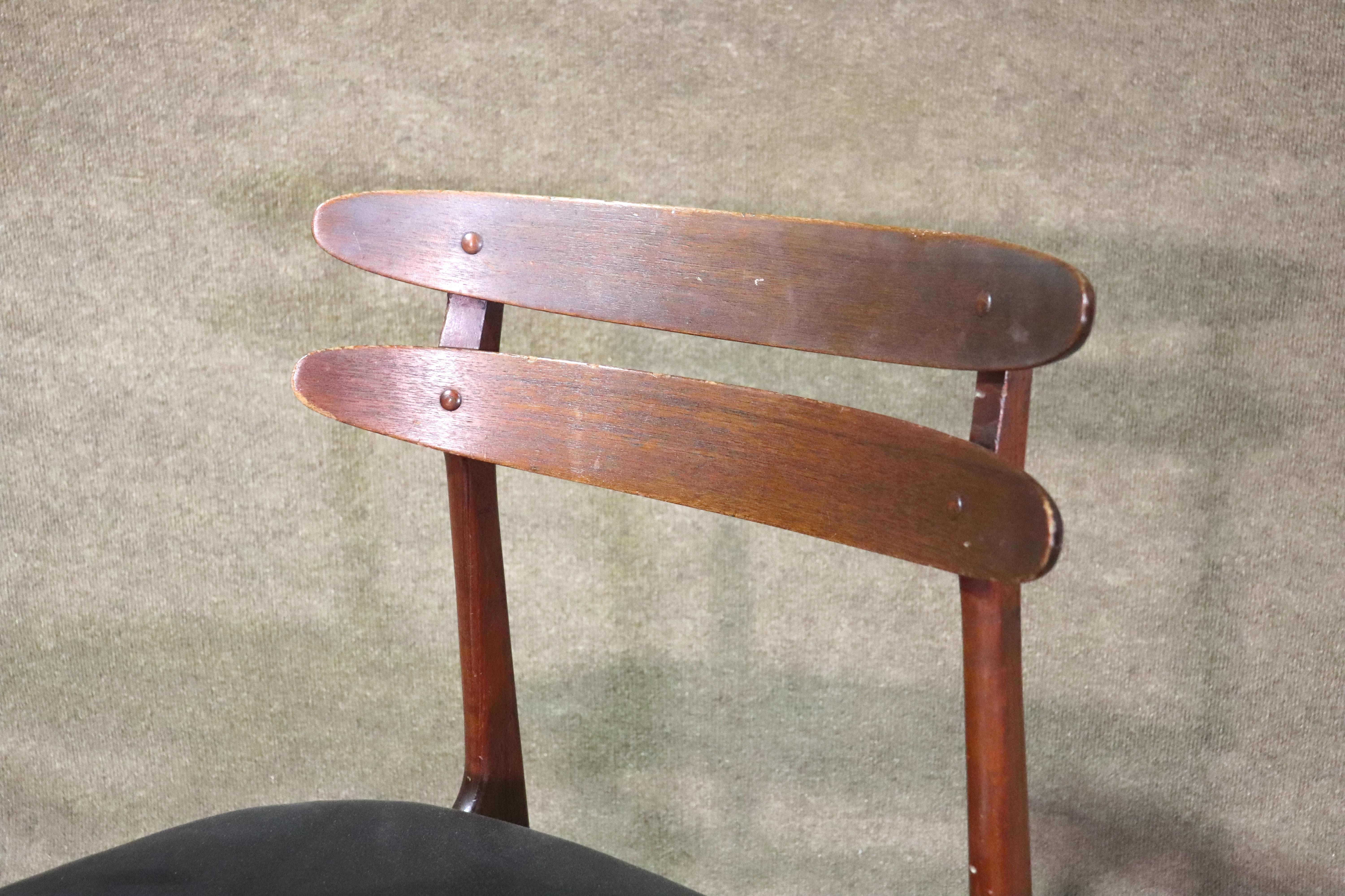 Sedia singola realizzata in Danimarca per l'International Designers Group, per essere venduta negli Stati Uniti negli anni '60. Design semplice e bello, con due assi di legno scolpite sul retro e una struttura in teak su tutta la superficie.
Si