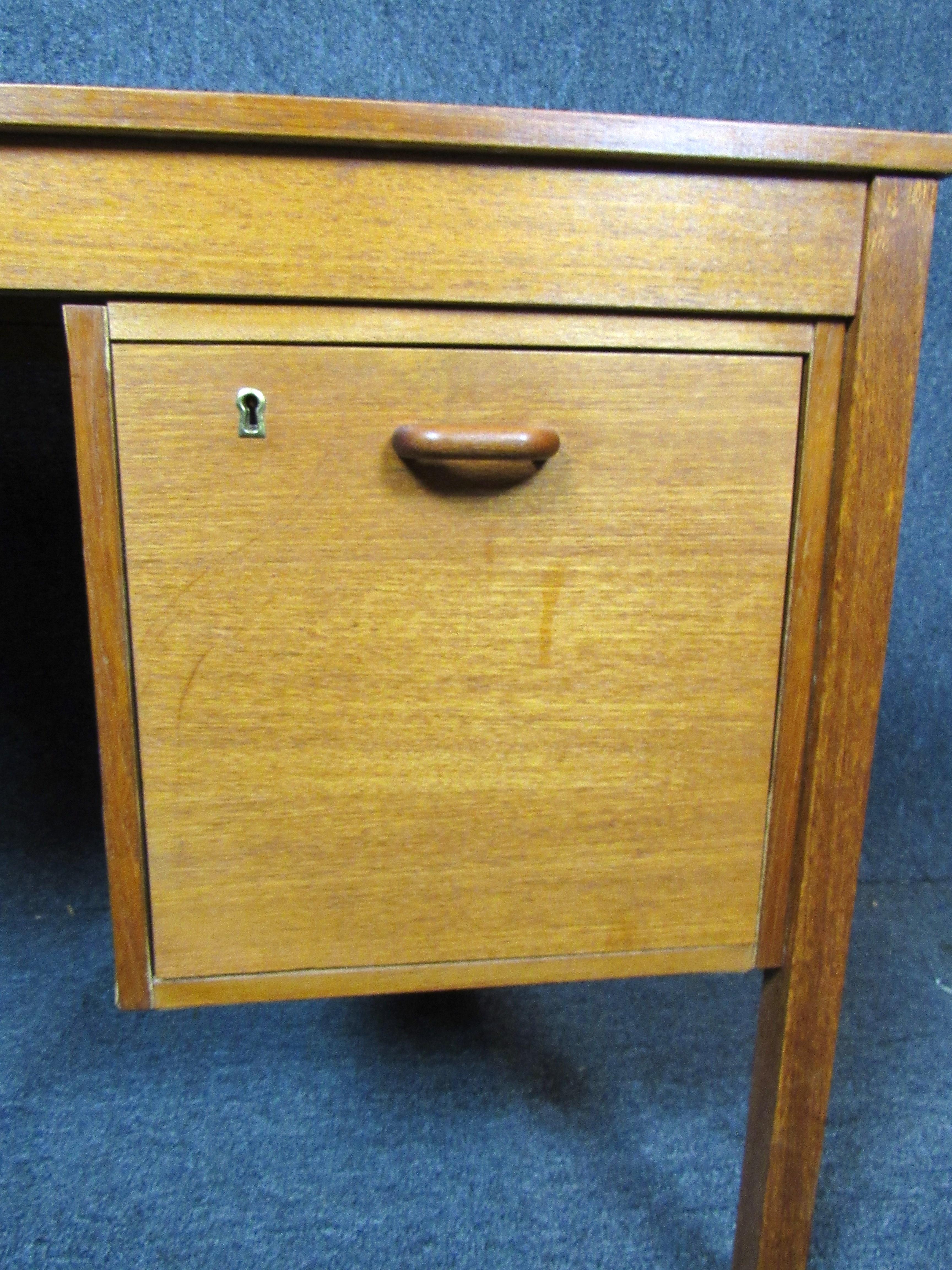 Vintage Danish Modern Writing Desk by Domino Møbler In Good Condition For Sale In Brooklyn, NY