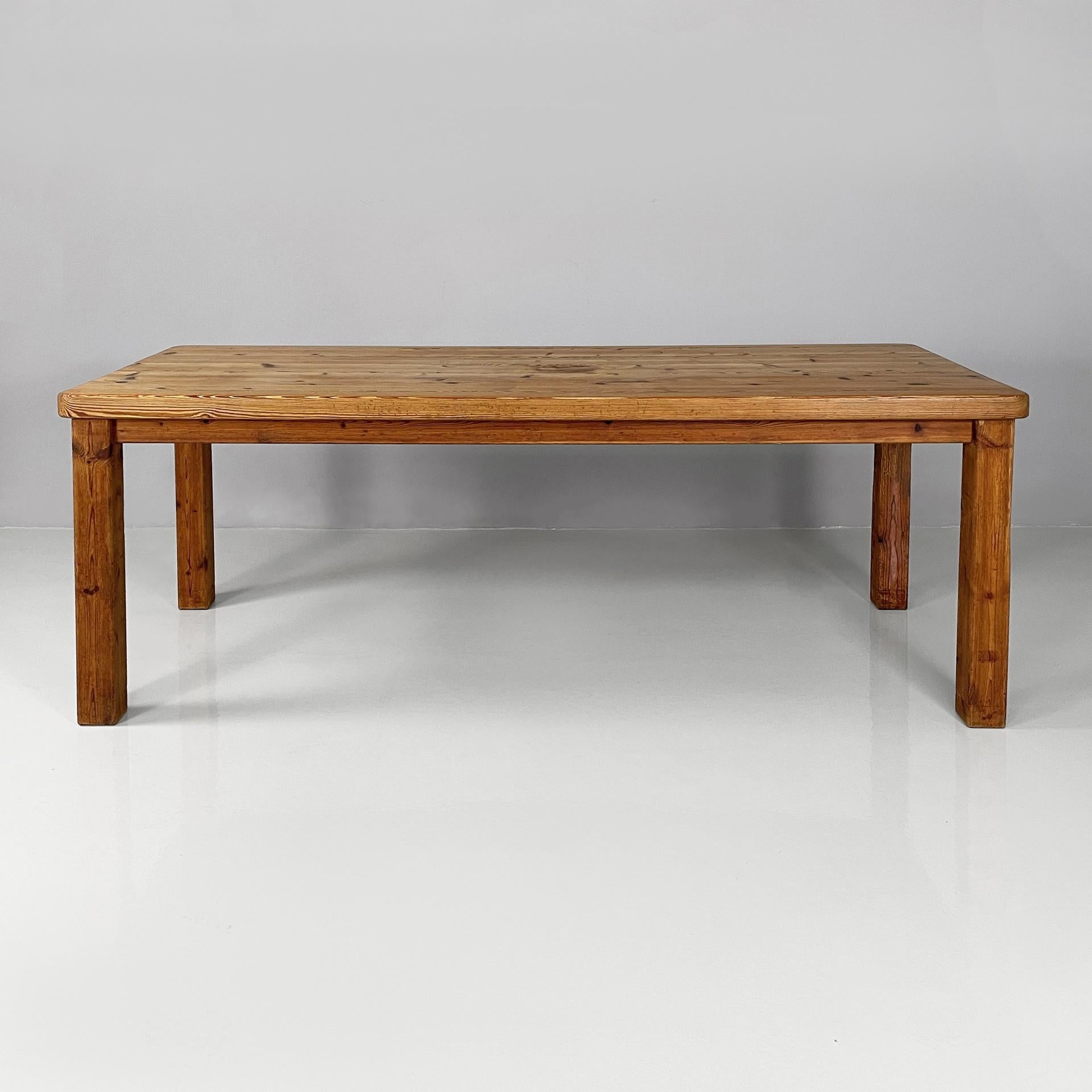 Danish mid-century modern dining table in wood, 1960s
Dining table with rectangular top with rounded corners, entirely in wood. The top rests on a wooden structure. Square section legs.
1960s. Danish production.
Fair condition. It shows signs of age